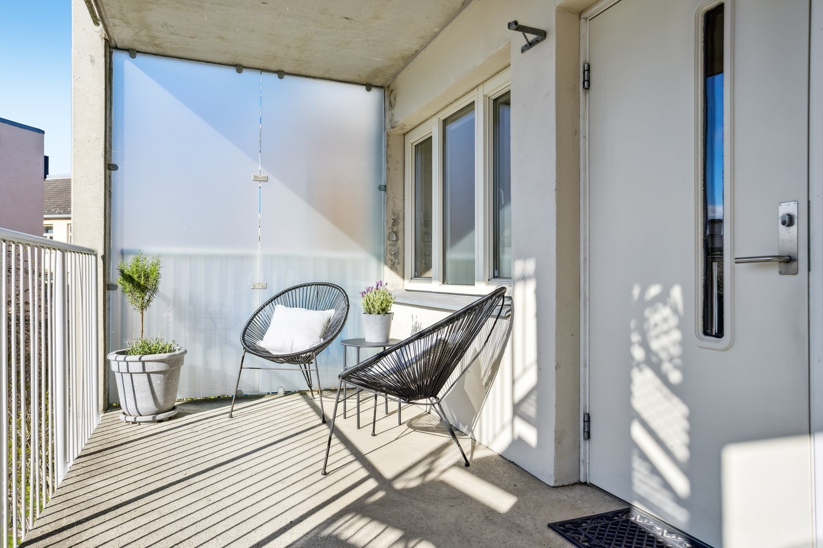 Leiligheten er i byggets nordlige ende og på svalgangen som vender mot vest er det kveldssol. Galleribilde