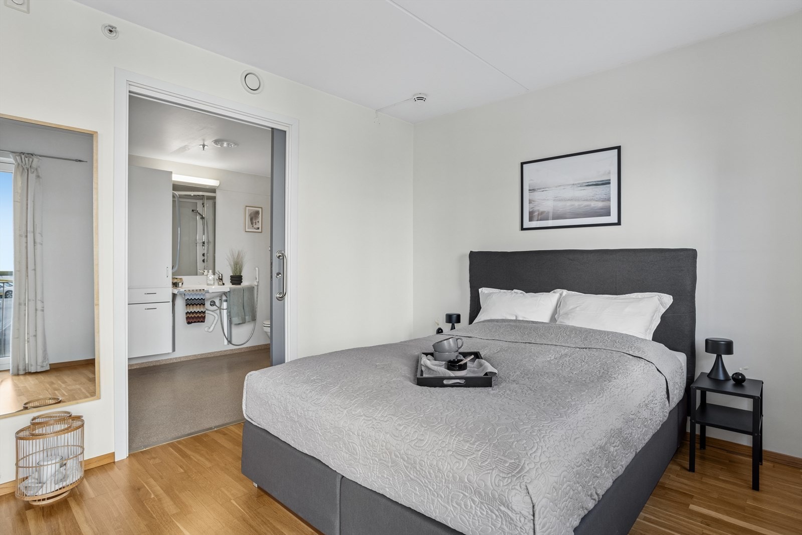Soverommet er på hele 14,2 m² og har rikelig med plass for ønsket soveromsinnredning. Her finnes en innholdsrik garderobeløsning med skyvedører med speil, denne står naturligvis igjen i leiligheten. Galleribilde