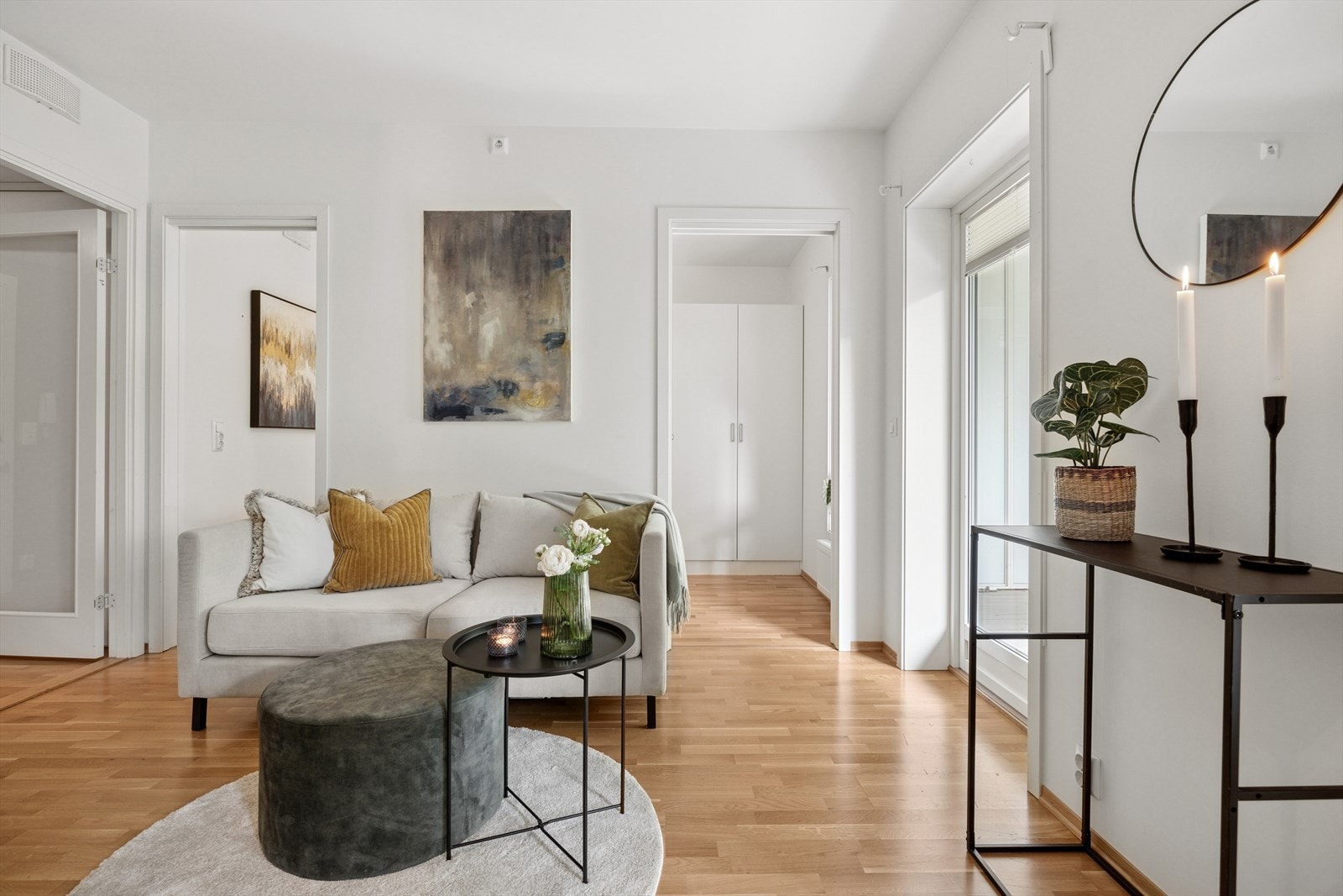 Naturlig lys strømmer inn gjennom de store vinduene og gir rommet en åpen og innbydende følelse. Galleribilde
