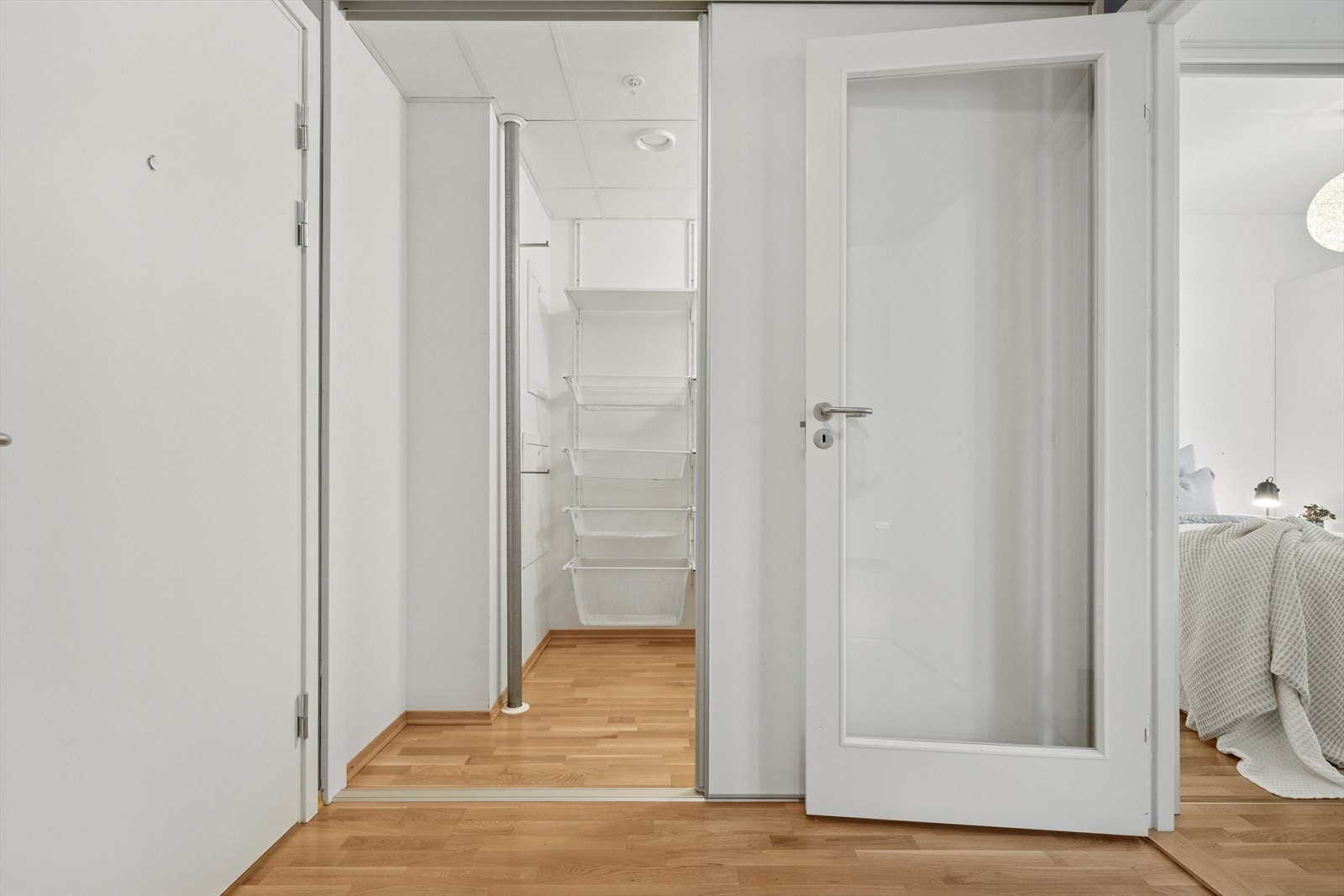 Stor skyvedørsgarderobe som holder det ryddig og oversiktlig. Galleribilde