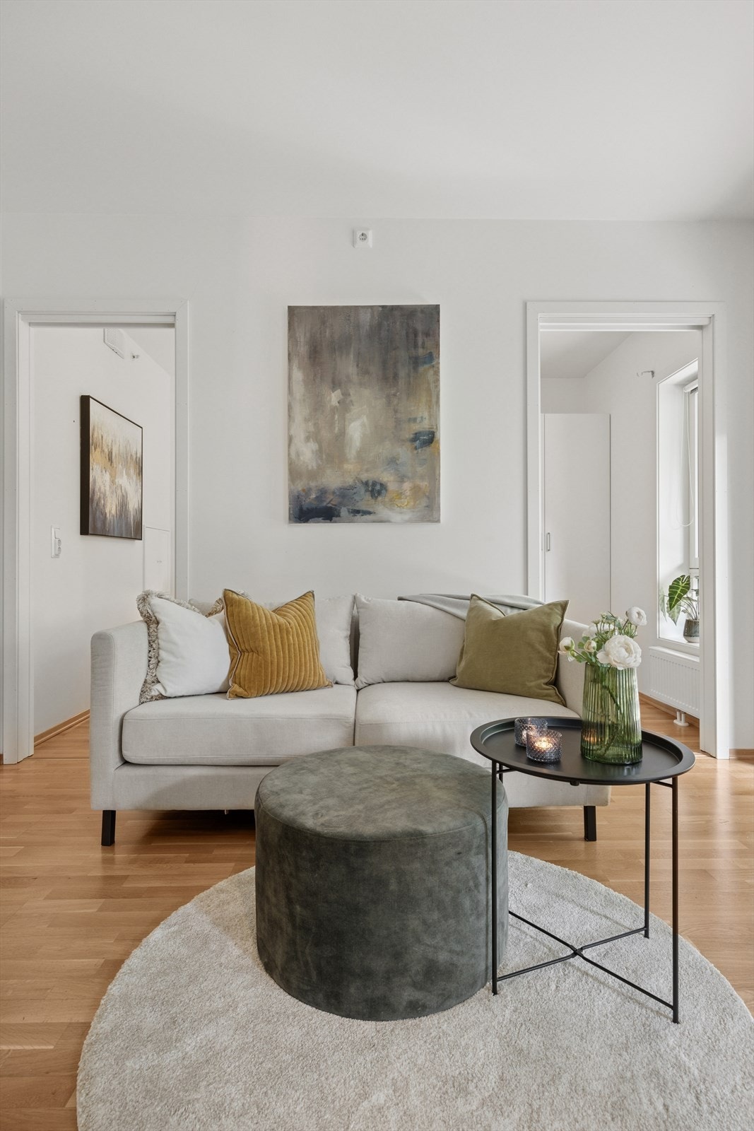 Lys og luftig stue med plass til både sofagruppe og personlig innredning. Galleribilde