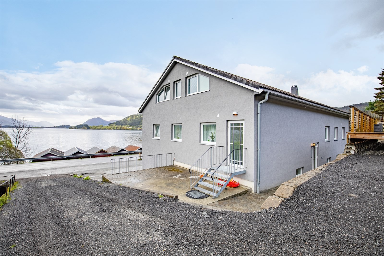 Det er parkeringsplasser på nedsiden og oppsiden av bygget Galleribilde