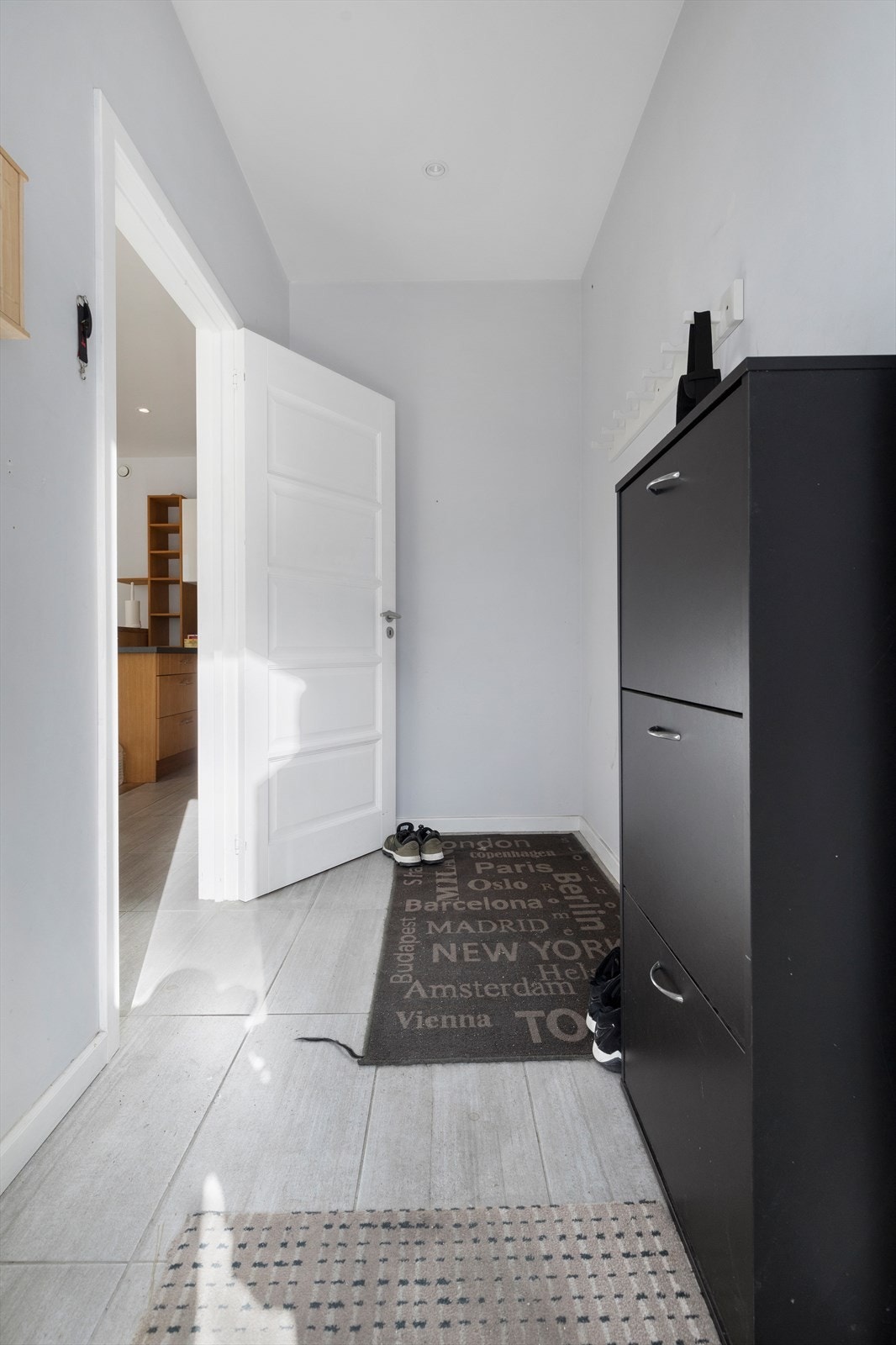 Velkommen inn i romslig entre/vindfang Galleribilde