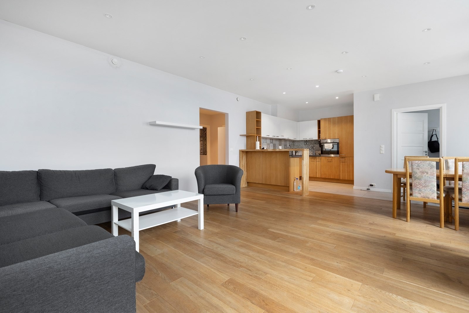 Leiligheten har en åpen stue/kjøkken løsning Galleribilde