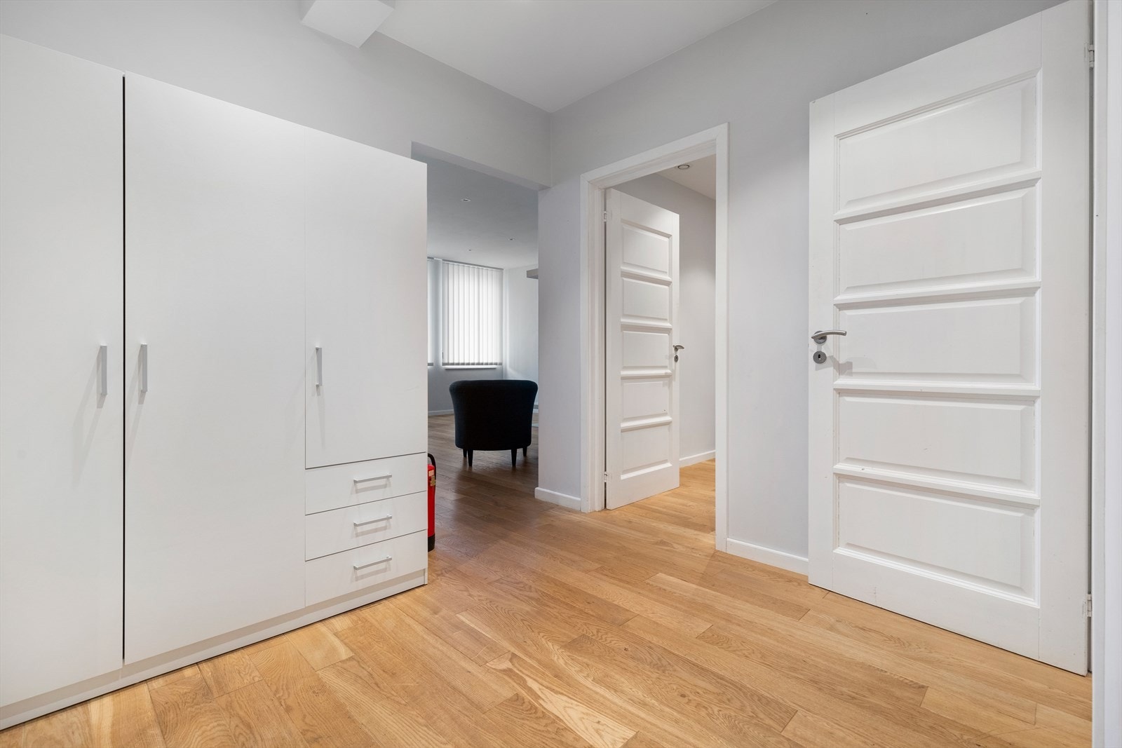 Romslig gang med plass til garderobe Galleribilde