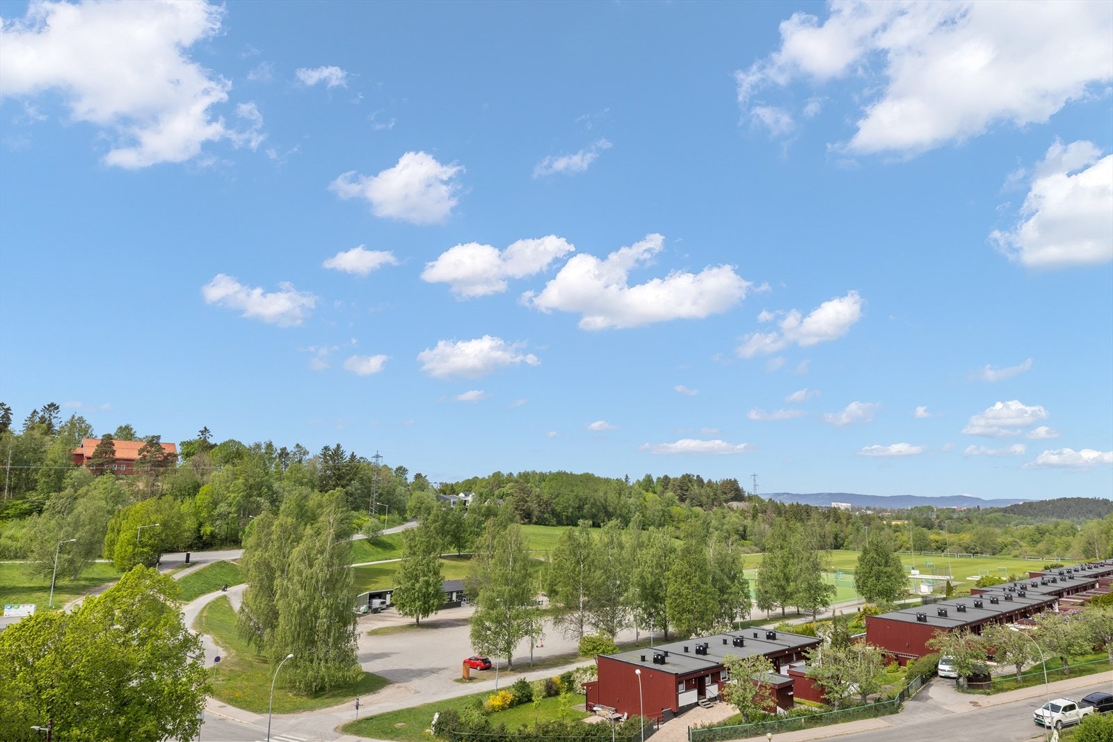 Hyggelig utsyn på balkong mot rolige og grønne omgivelser. Leiligheten har en skjermet og tilbaketrukket beliggenhet Galleribilde