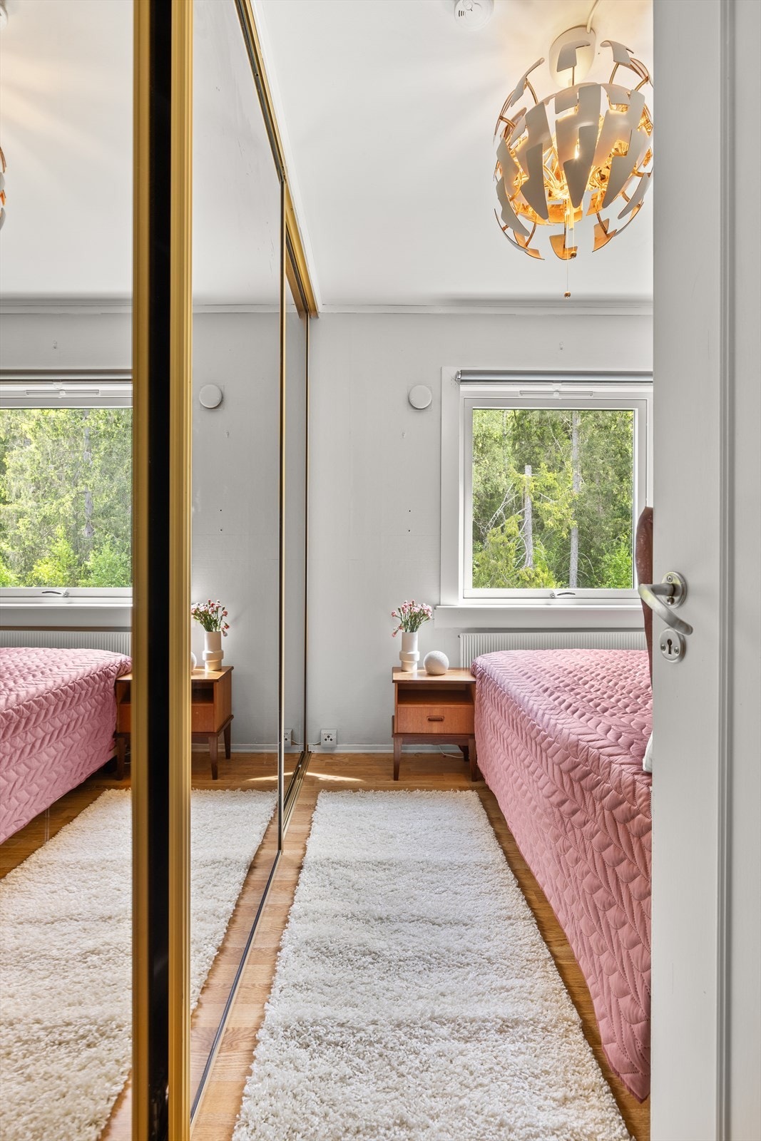 Rikelig med oppbevaringsplass i skyvedørsgarderobe Galleribilde