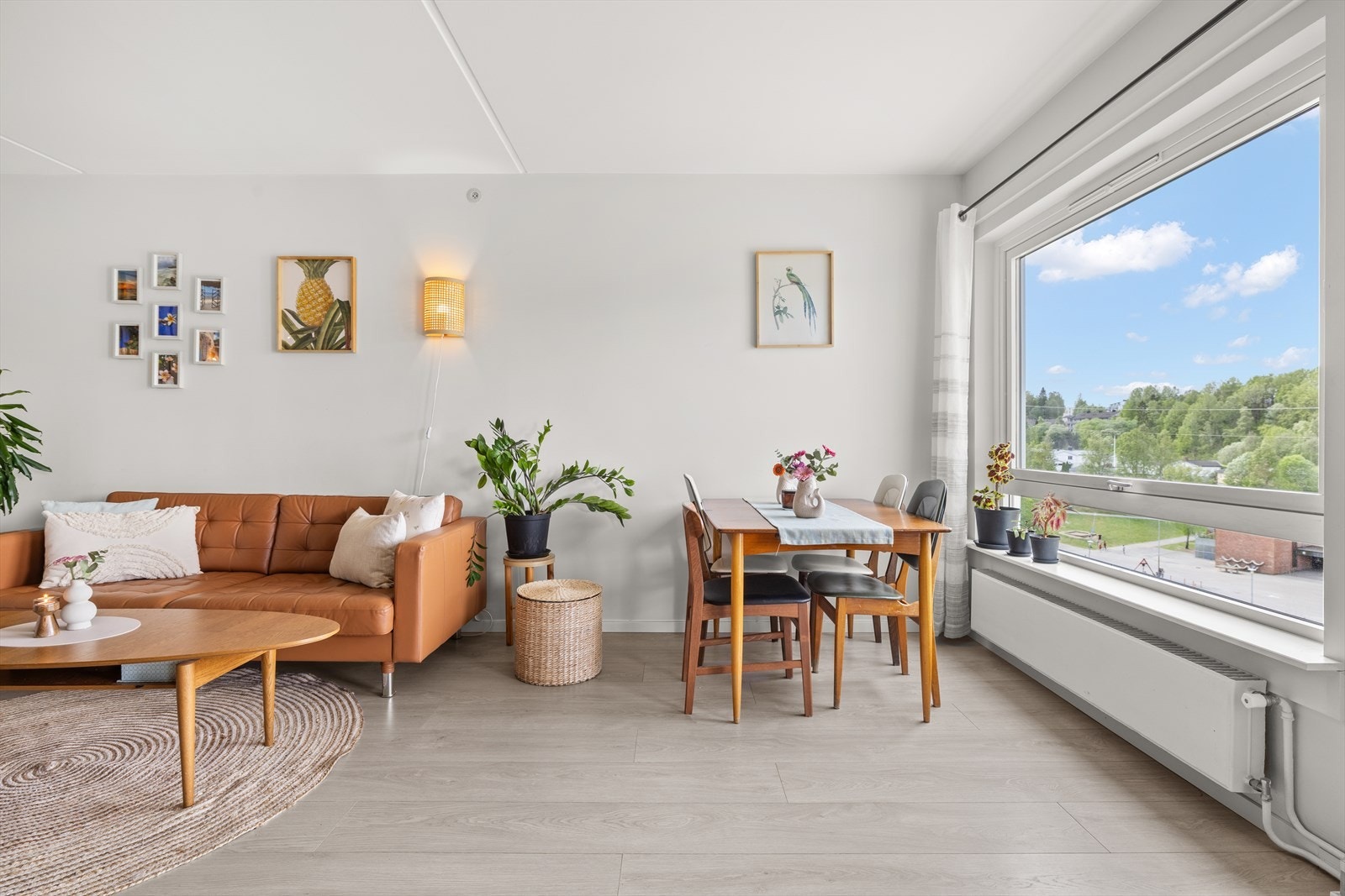 Store vindusflater gir rikelig med naturlig lysinnslipp Galleribilde