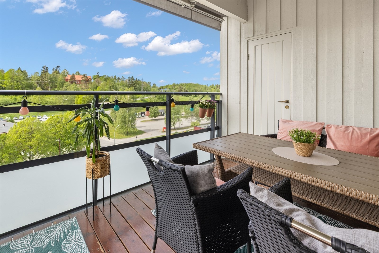 Balkongen er på 13 m² og har god plass til utemøbler og grill Galleribilde