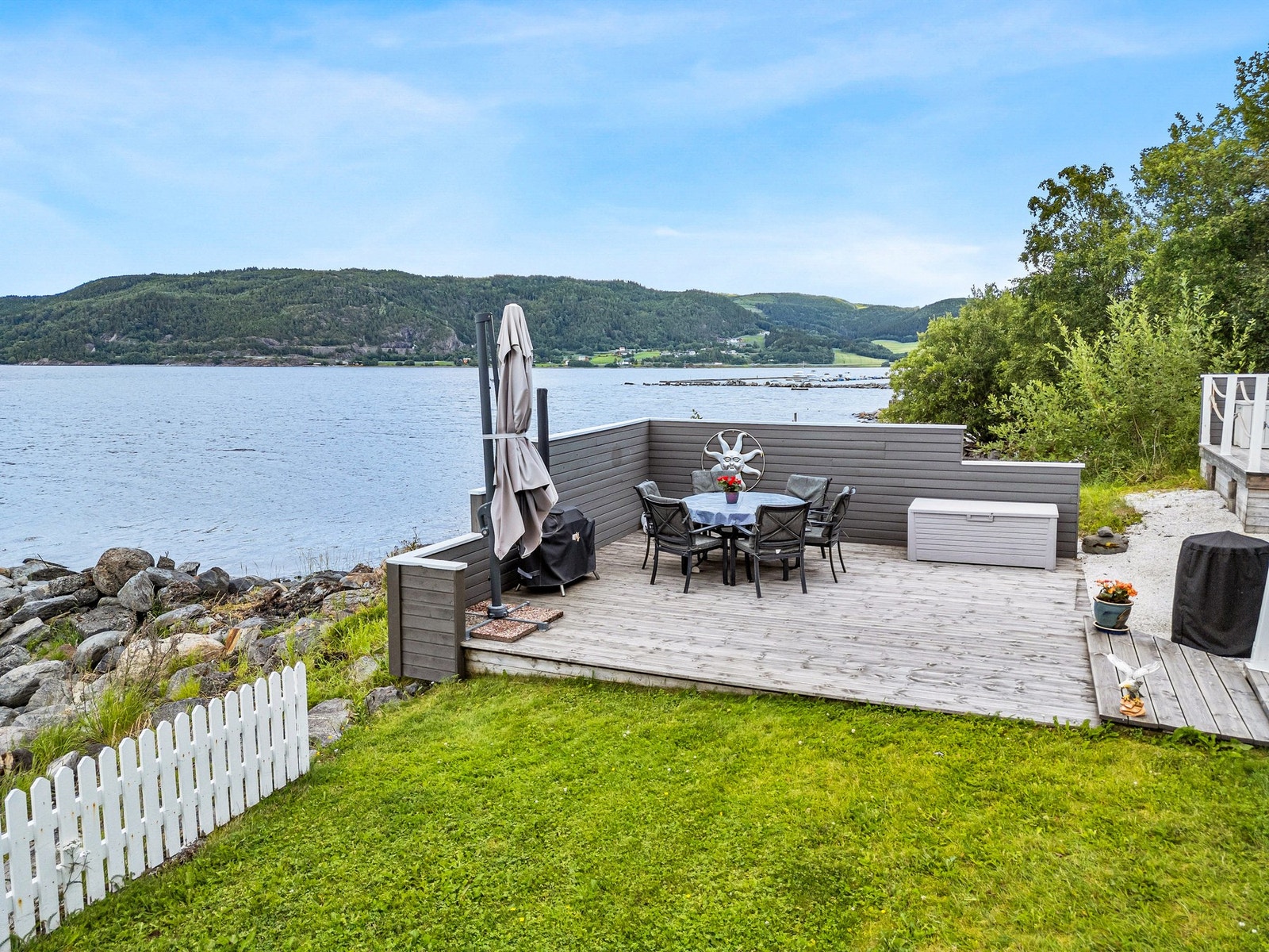 Uteplass. Galleribilde