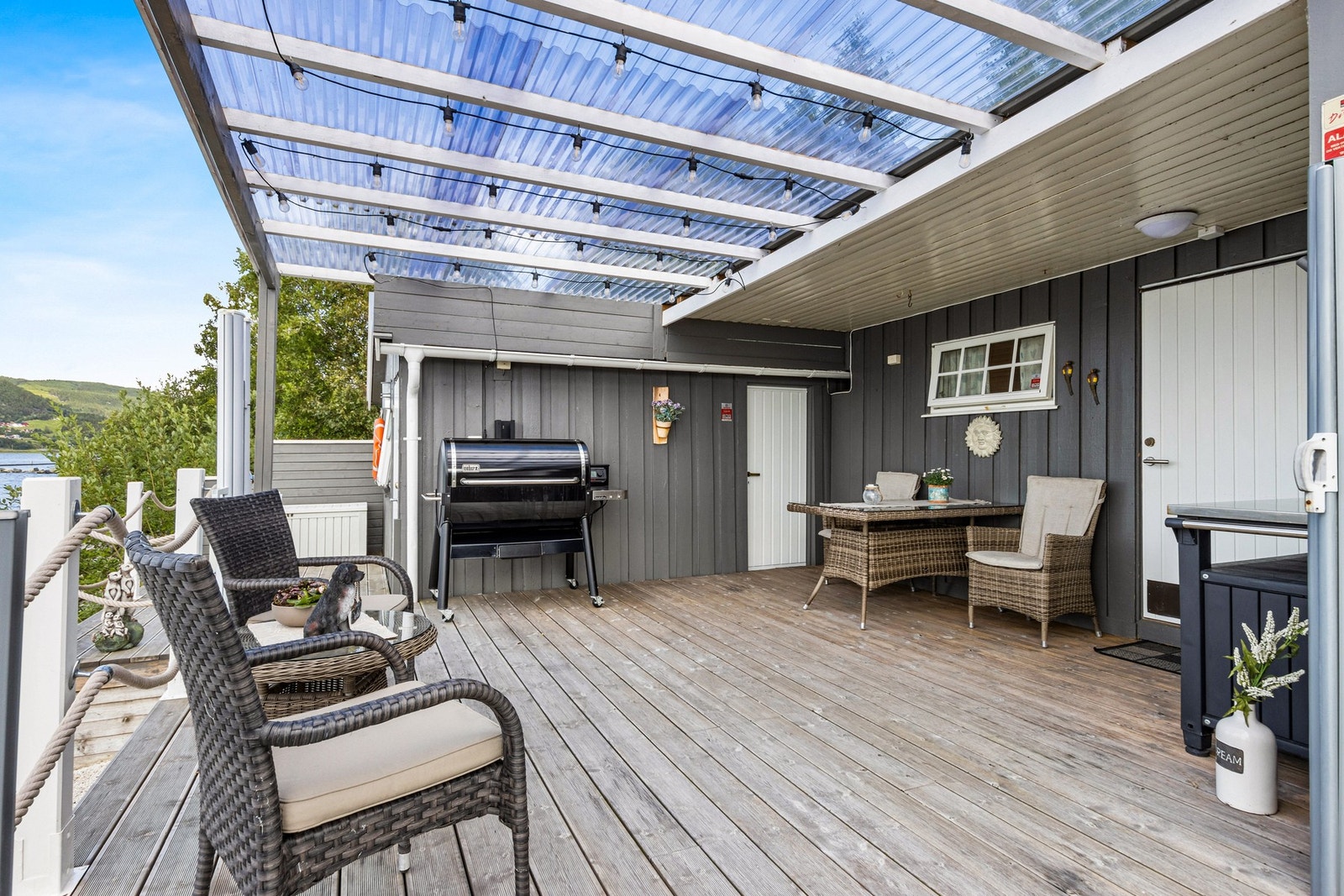 Takoverbygg uteplass mellom inngangen til "anneks" og hytta. Galleribilde