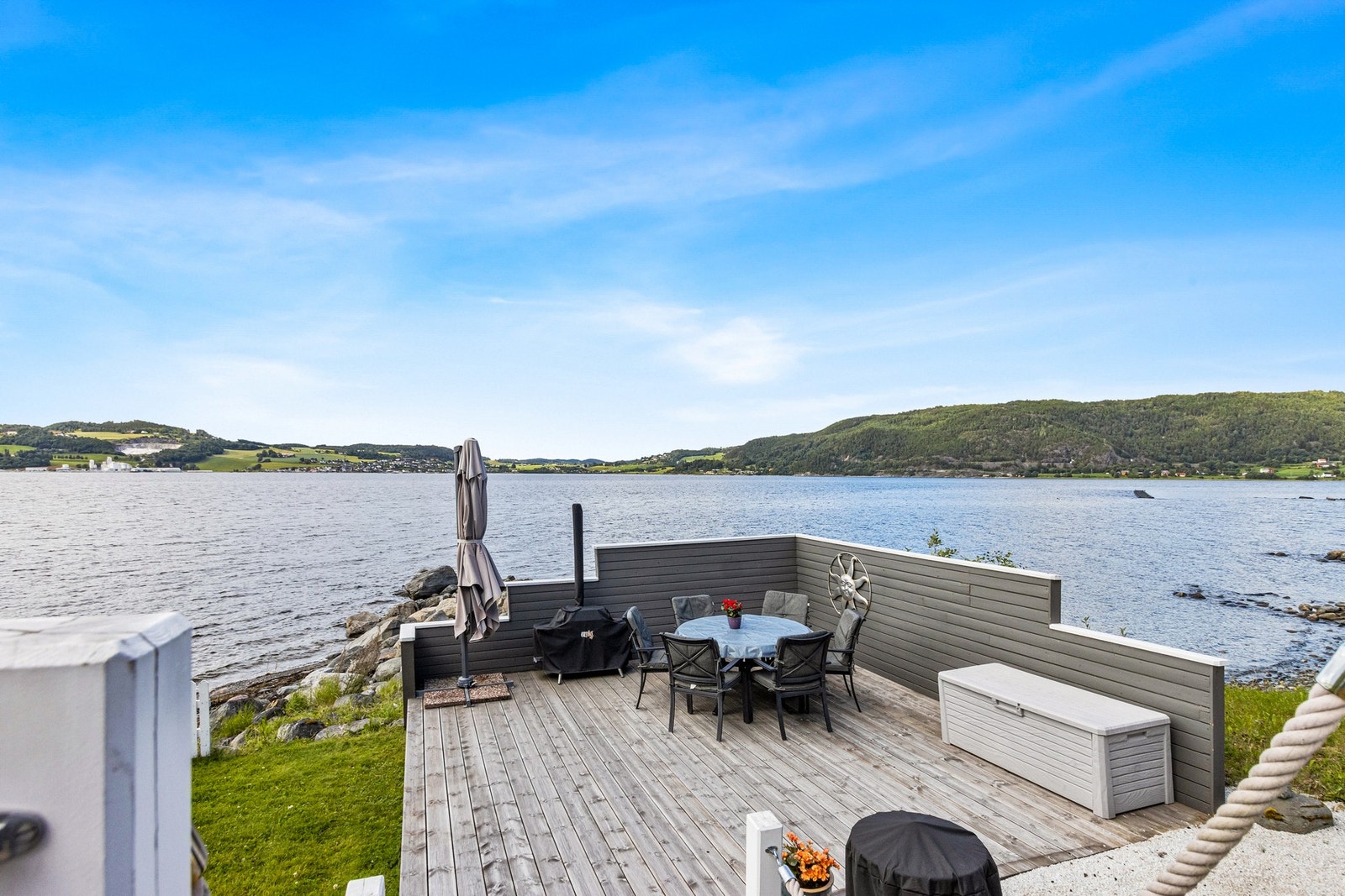 Flott uteplass like ved sjøen. Galleribilde
