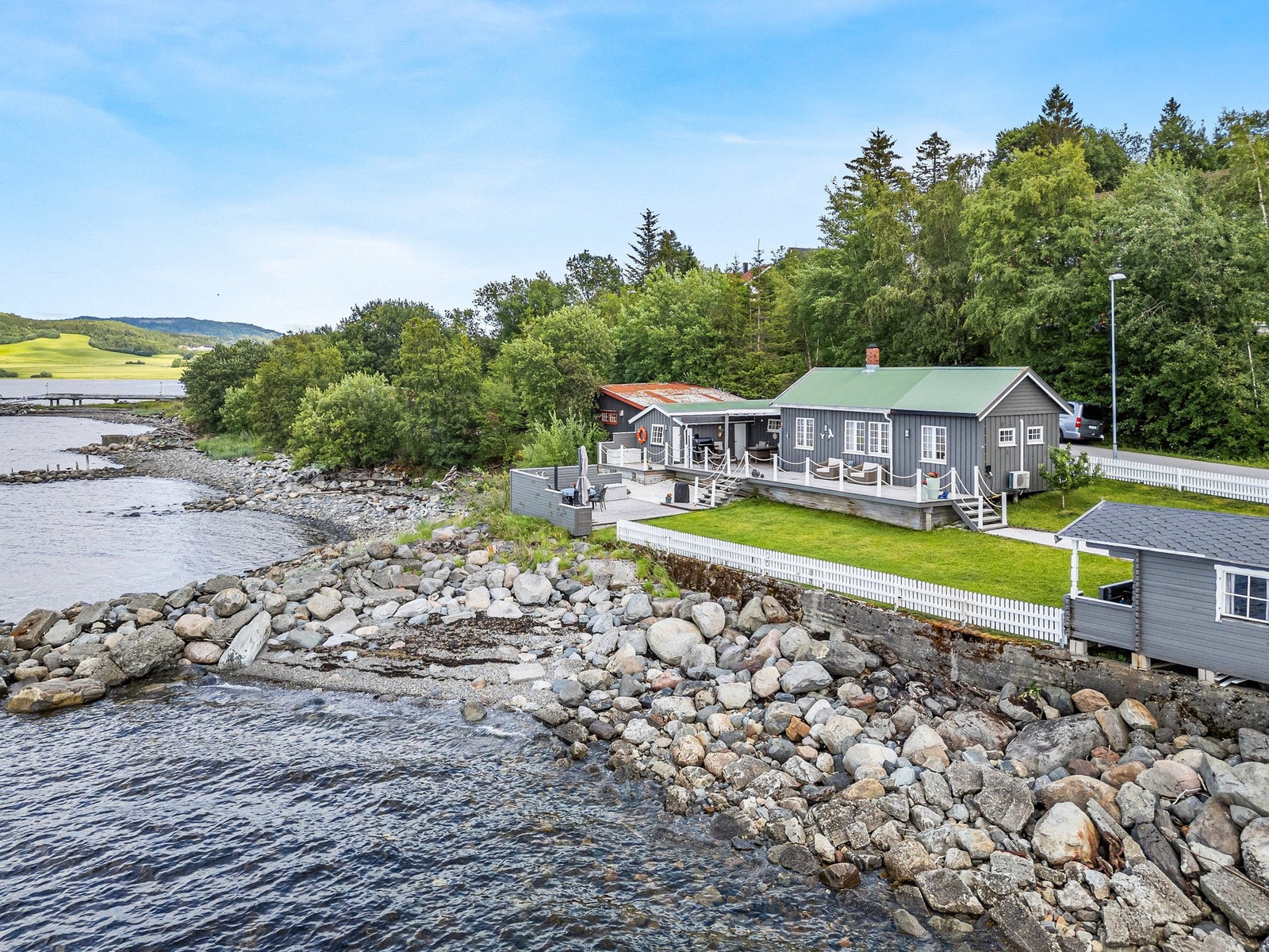 Hytte med anneks og "naust" som ligger helt i sjøkanten på Trones. Galleribilde