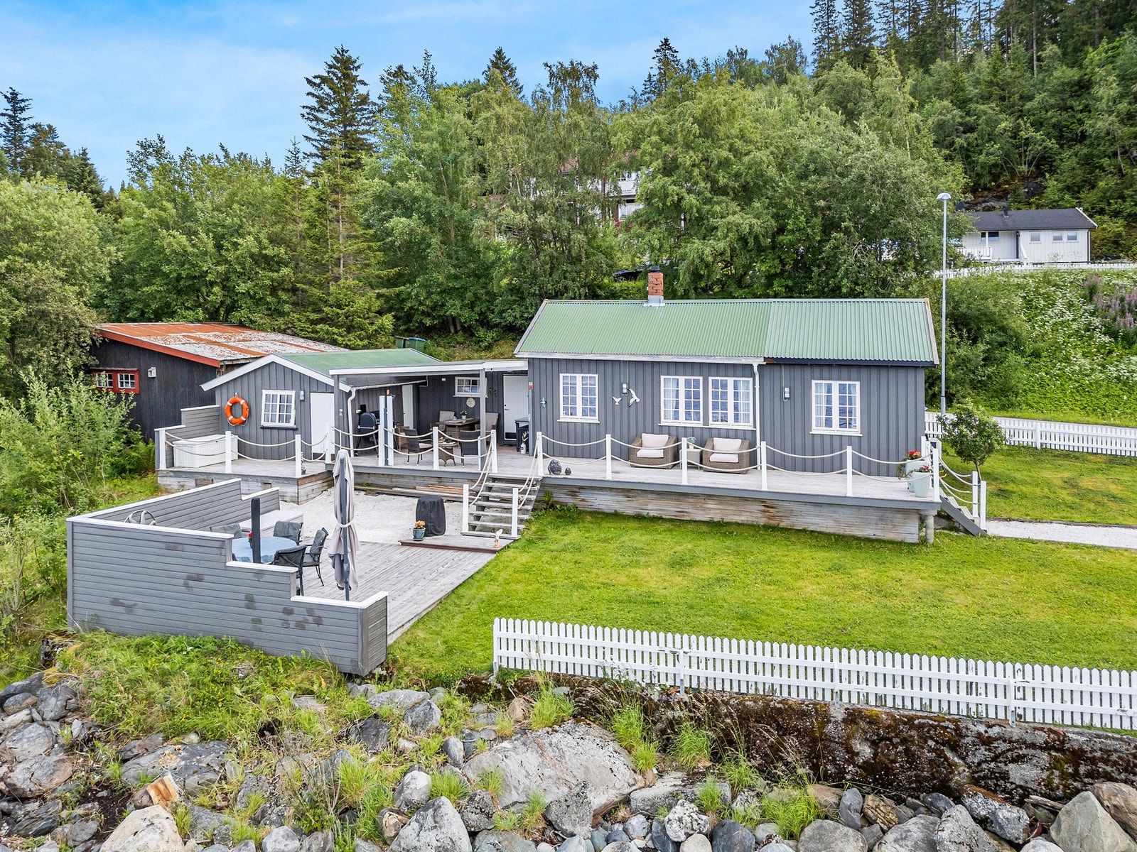 Skjermet uteplass. Takoverbygg mellom annekset og hytta. Kan gå tørrskodd mellom hytte og anneks, Galleribilde