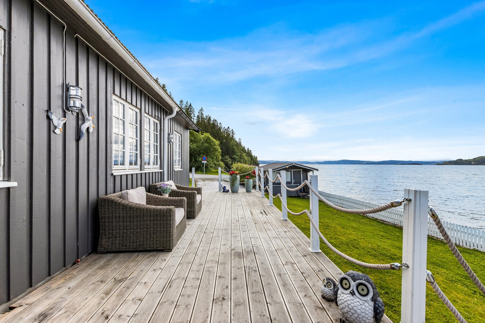 Pent uteområde. Utsikt utover Trondheimsfjorden. Galleribilde