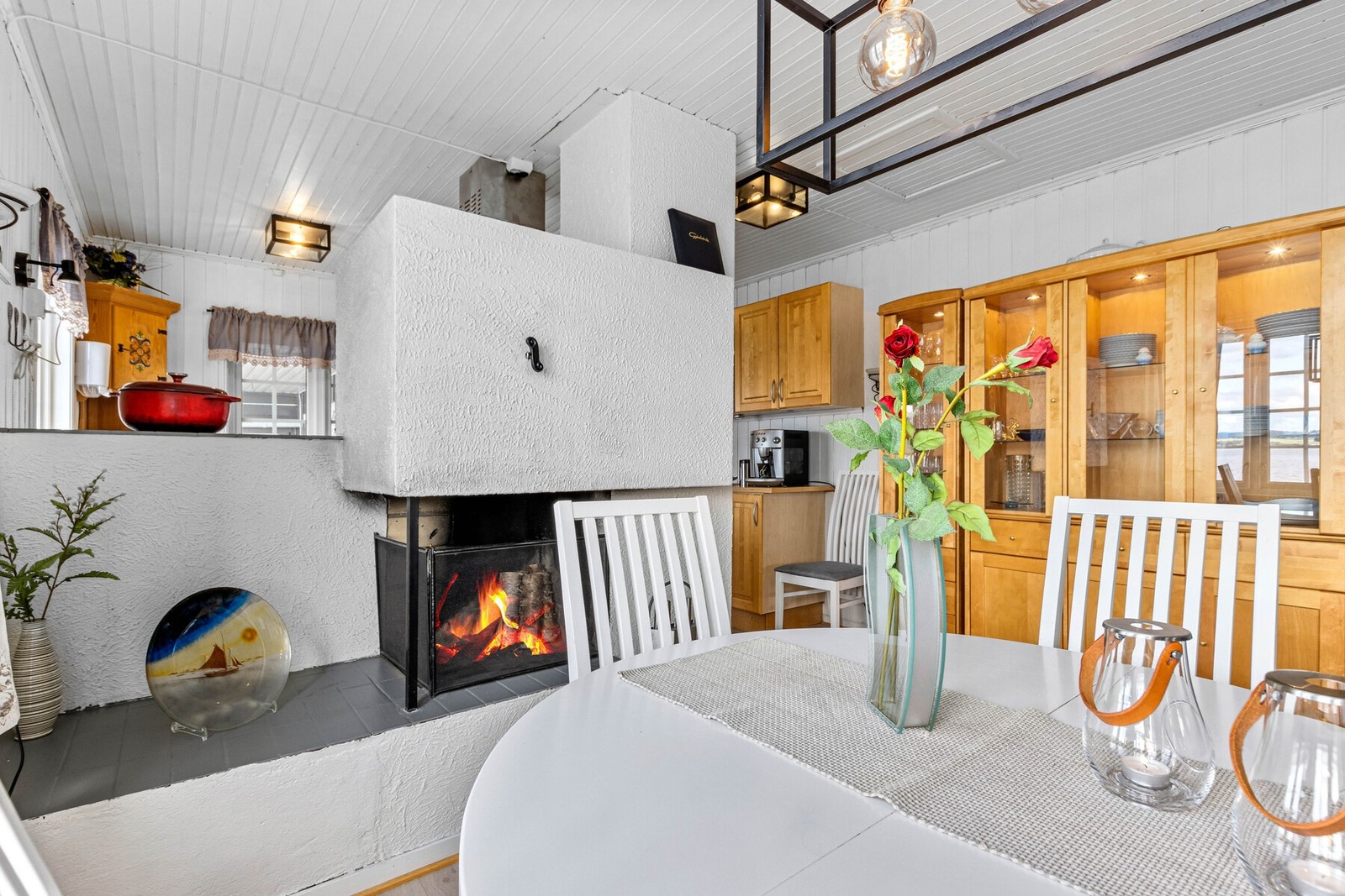 Peis i hytta. Galleribilde