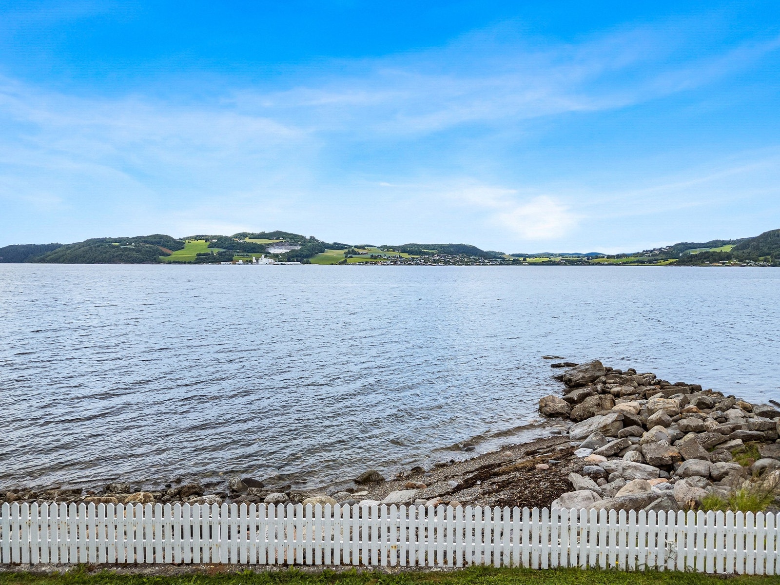 Flott utsikt over sjøen. Sola går ned over Hylla sent på kvelden på sommers tid. Galleribilde