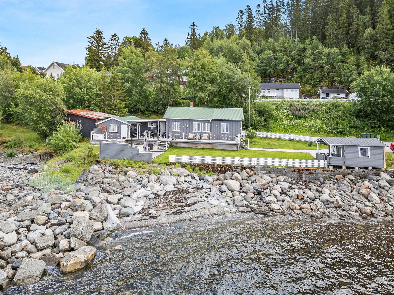 Hytte sammenbygd med "anneks". Naust/bod til høyre. Galleribilde