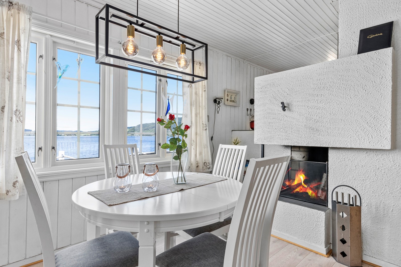 Spisestue ved peisen. Galleribilde