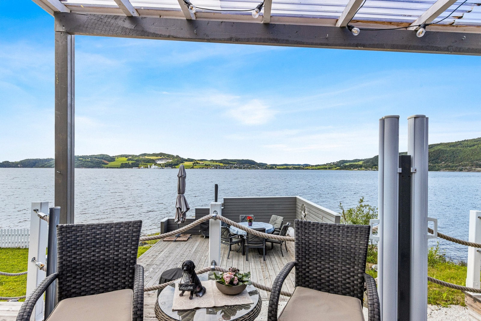 Nydelig utsikt mot hylla. Her har man sola til sent på kveld. Galleribilde