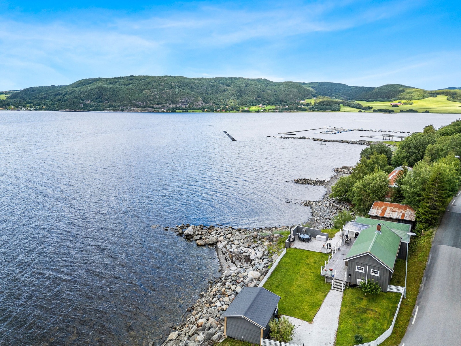 Kort gangavstand til småbåthavn der det følger med båtplass. Galleribilde