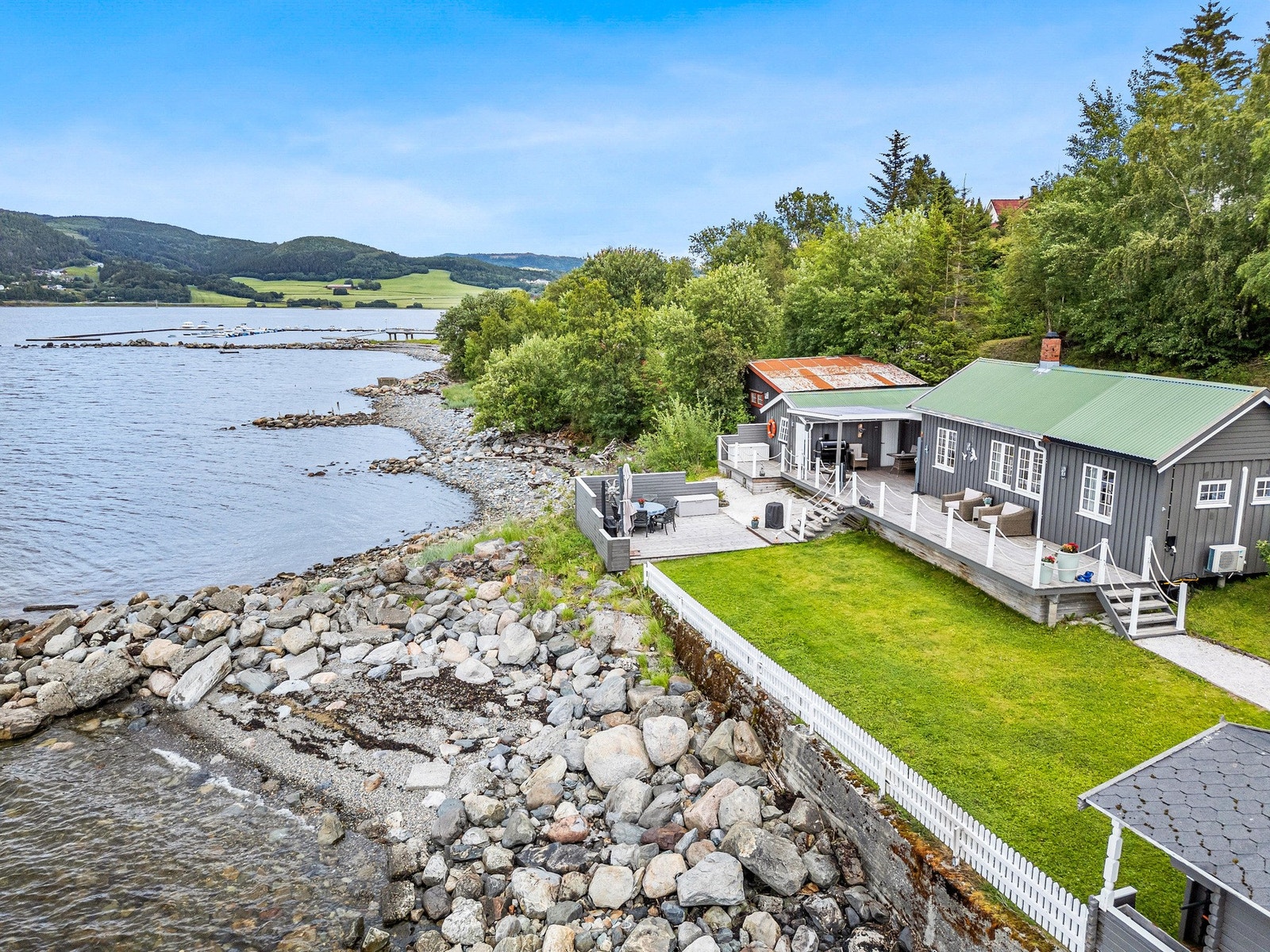 Skjermet plassering ved sjøen på Trones. Galleribilde