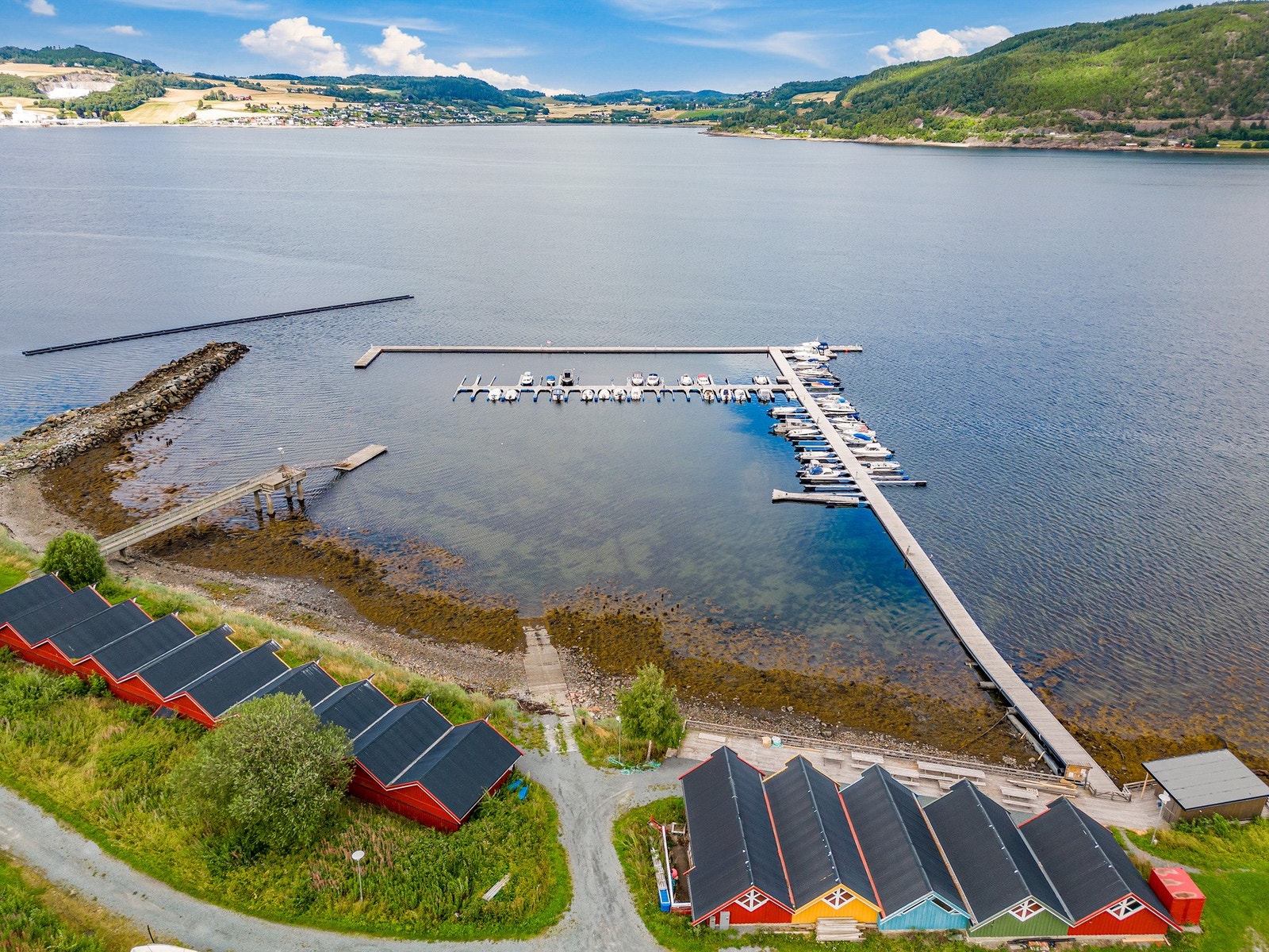 Ca 250 meter til småbåthavn. Selges med båtplass i småbåthavna. Galleribilde
