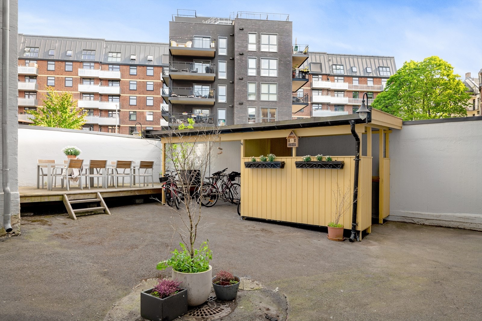 Bakgård med fine fellesarealer. Sene sommerkvelder kan man tilbringe med gjester i trivelige fellesarealer som er innredet med
sittegrupper og grillplass. Galleribilde