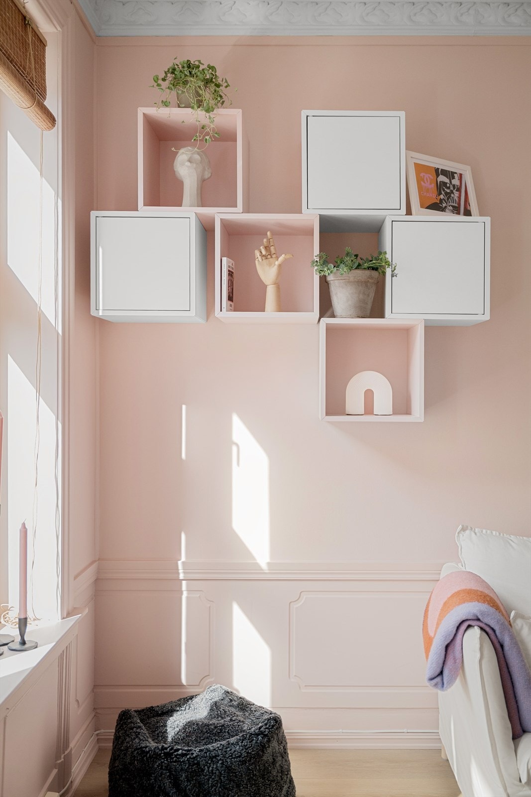 Selger har benyttet seng under her med sofa som en naturlig avskiller. Galleribilde