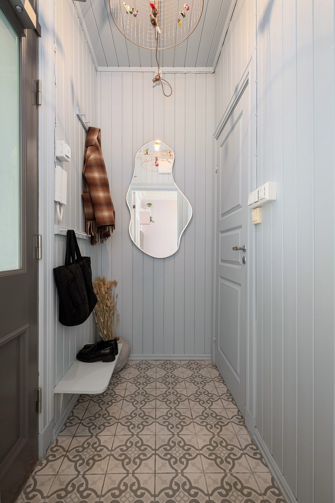 Her er det plass til jakker og sko samt inngang til badet og resten av boligen. Galleribilde