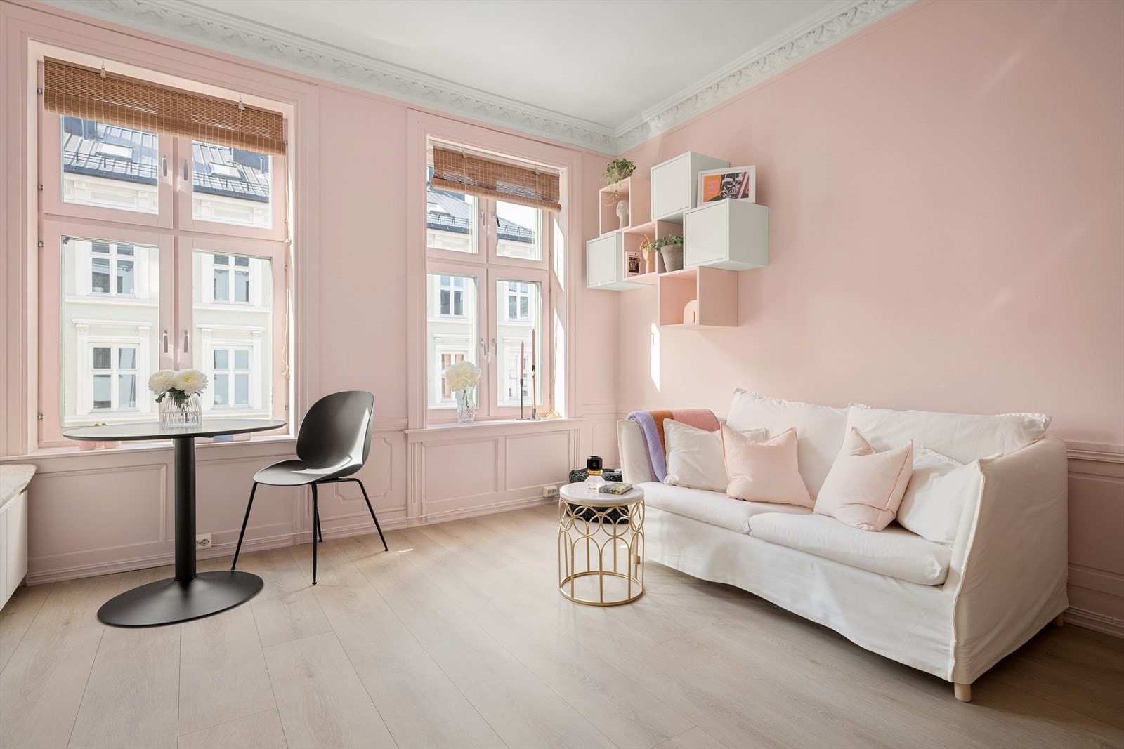 Det er god plass til stor sofa, spisebord og det er høyt under taket. Galleribilde