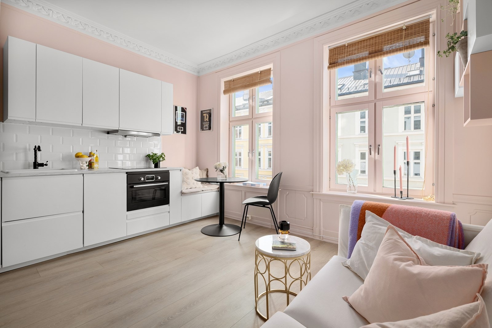 Leiligheten har godt med naturlig lys og nevnte jeg takhøyden? Den er på 2,85m. Galleribilde