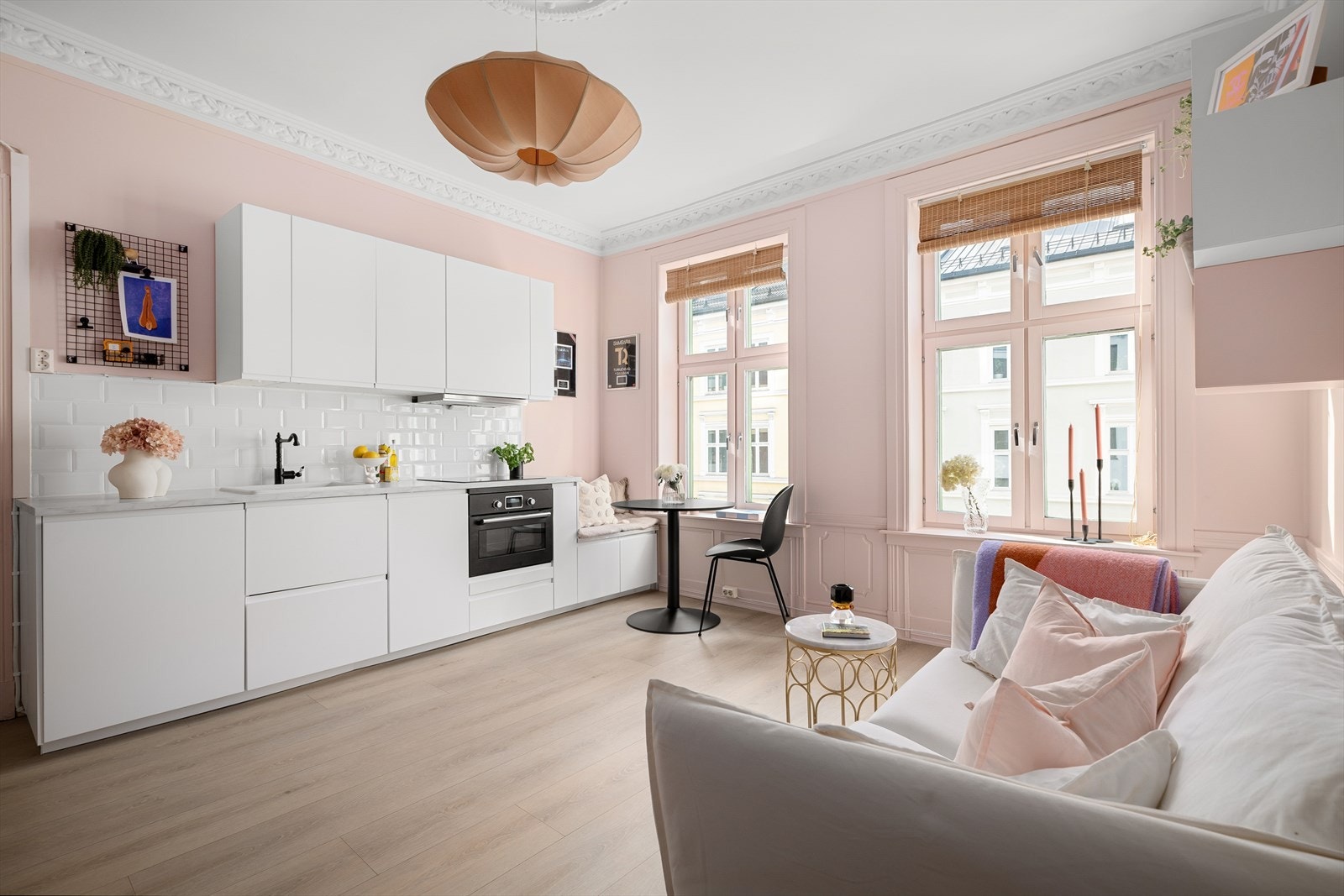 Velkommen til Sannergata 30 en supersjarmerende leilighet sentralt på Grünerløkka, med original stukkatur og rosett. Galleribilde