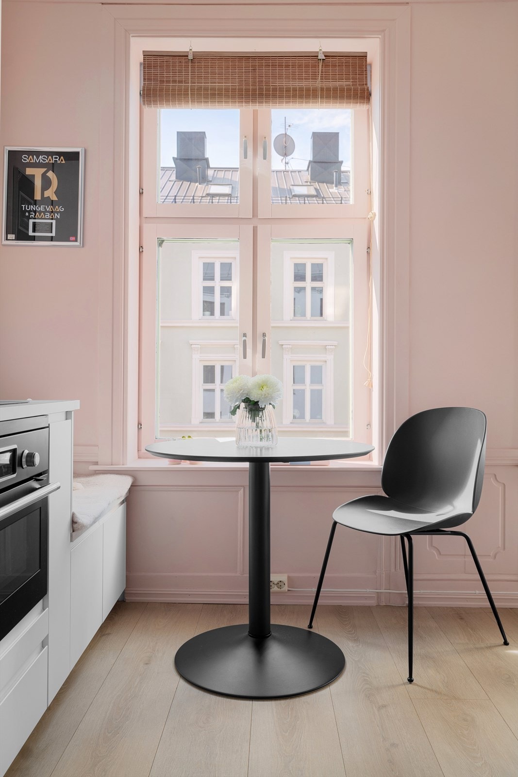 Hyggelig spiseplass med benk som har ekstra lagring. Galleribilde