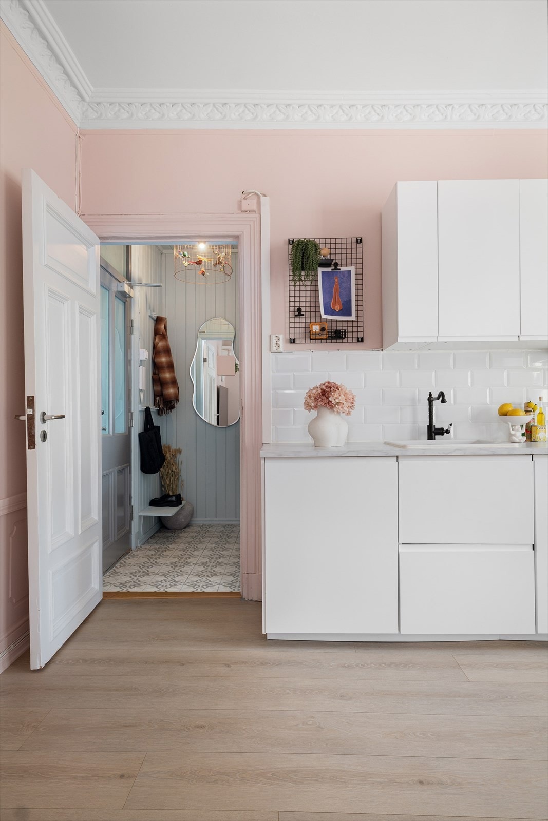 Hyggelig entre med nydelige fliser. Galleribilde