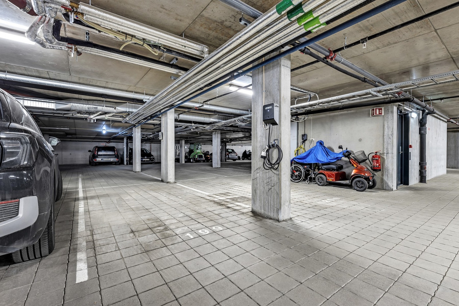 Fast p-plass med godkjent elbillader i p-kjeller. Galleribilde