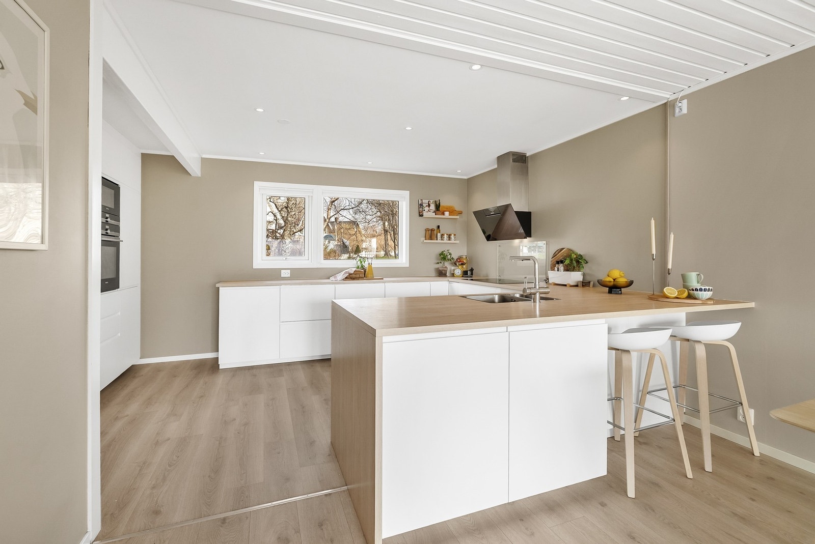 Kjøkkenet har i tillegg barløsning med plass for to barstoler. Galleribilde