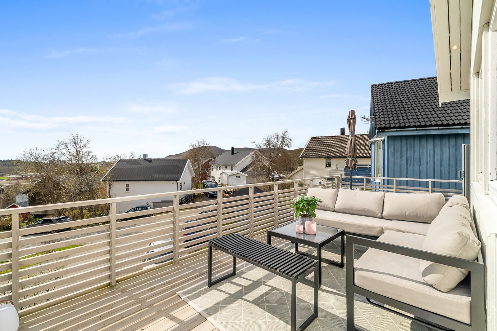 Balkongen er solrik og på de beste sommerdagene er solen her fra morgenen til ca 21 på kvelden Galleribilde