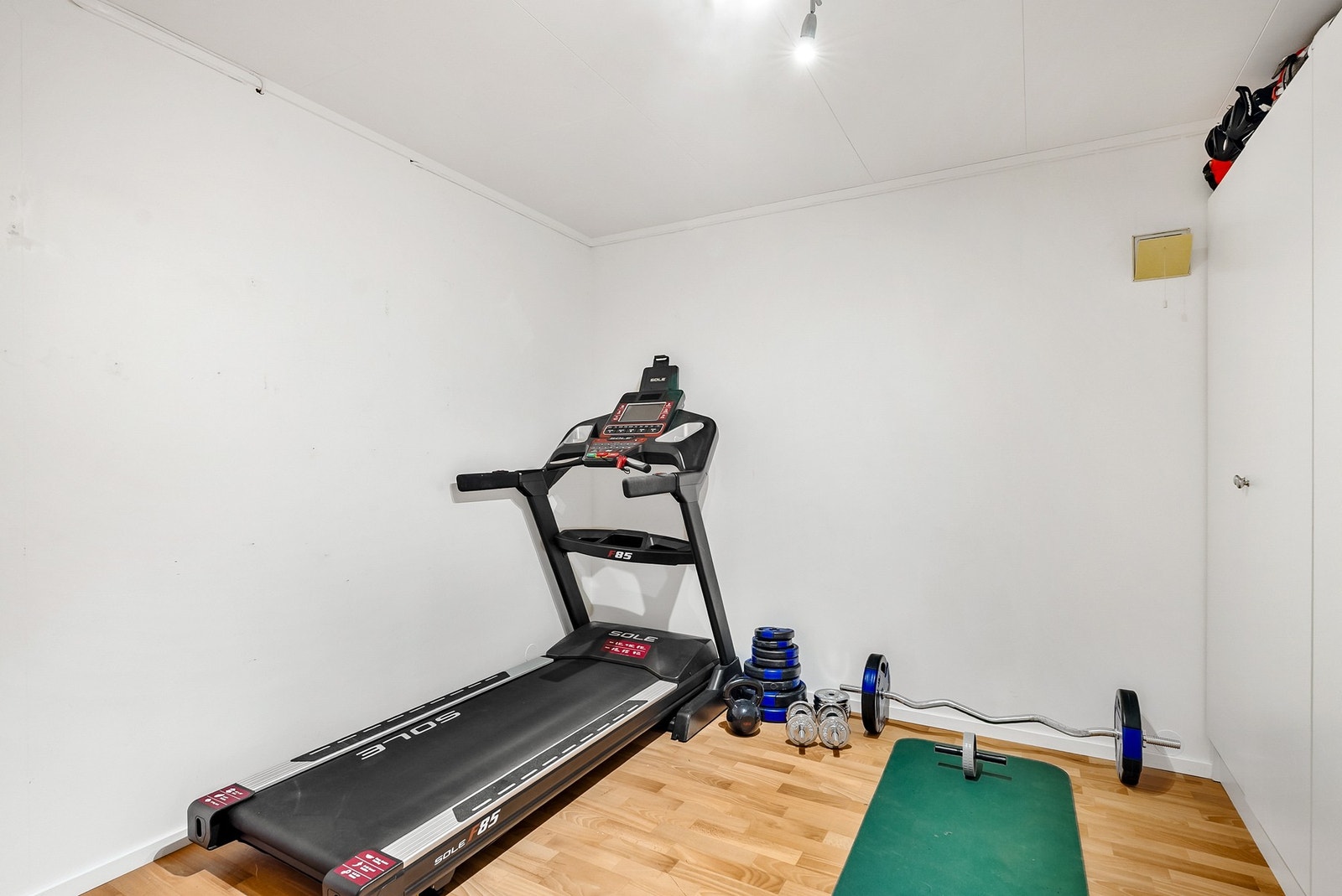 Kjelleren har masse lagringsplass med hele tre boder - Ene boden er benyttet som treningsrom Galleribilde