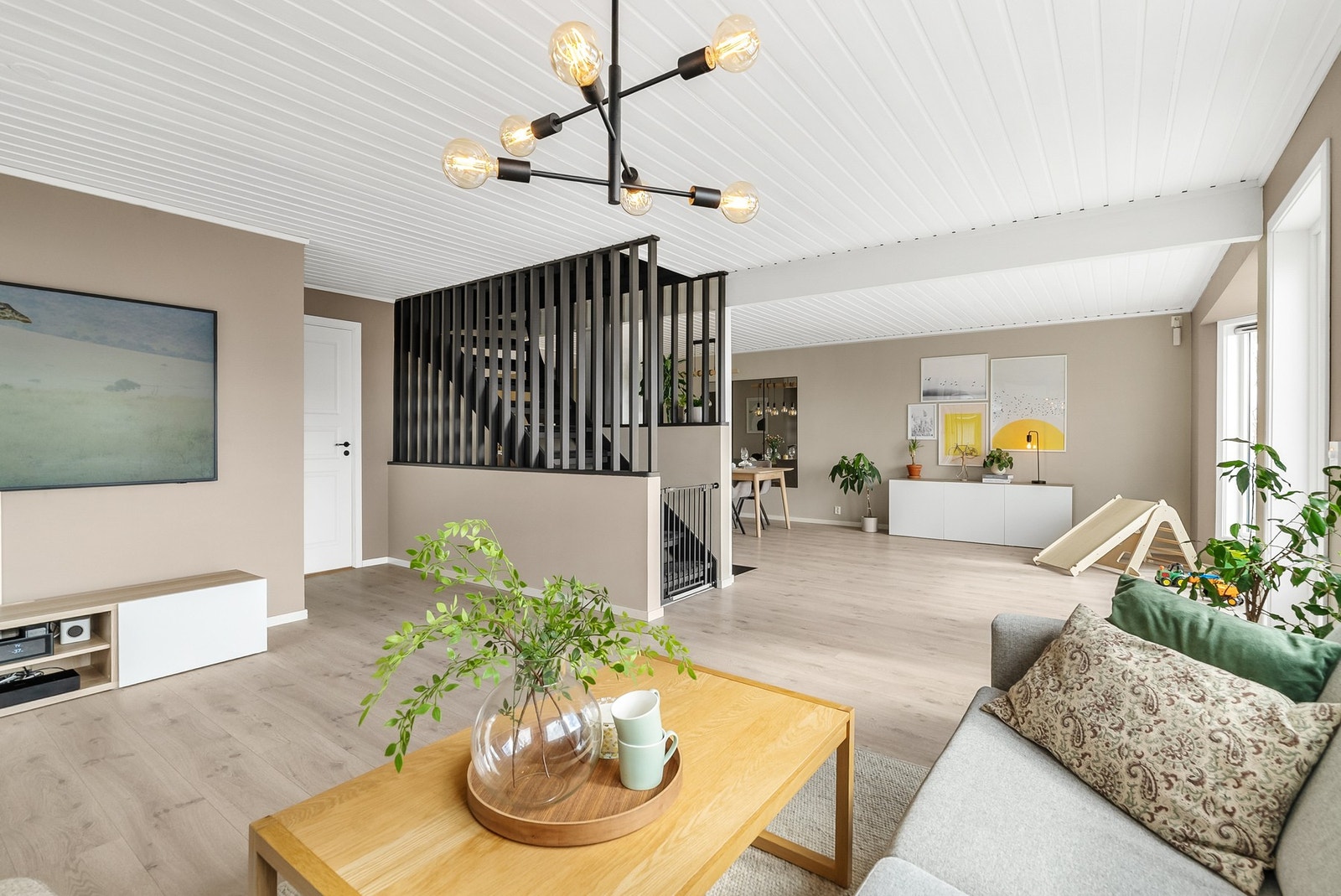 Stuen har god plass til en romslig sofa og naturlig plassering av TV. Galleribilde