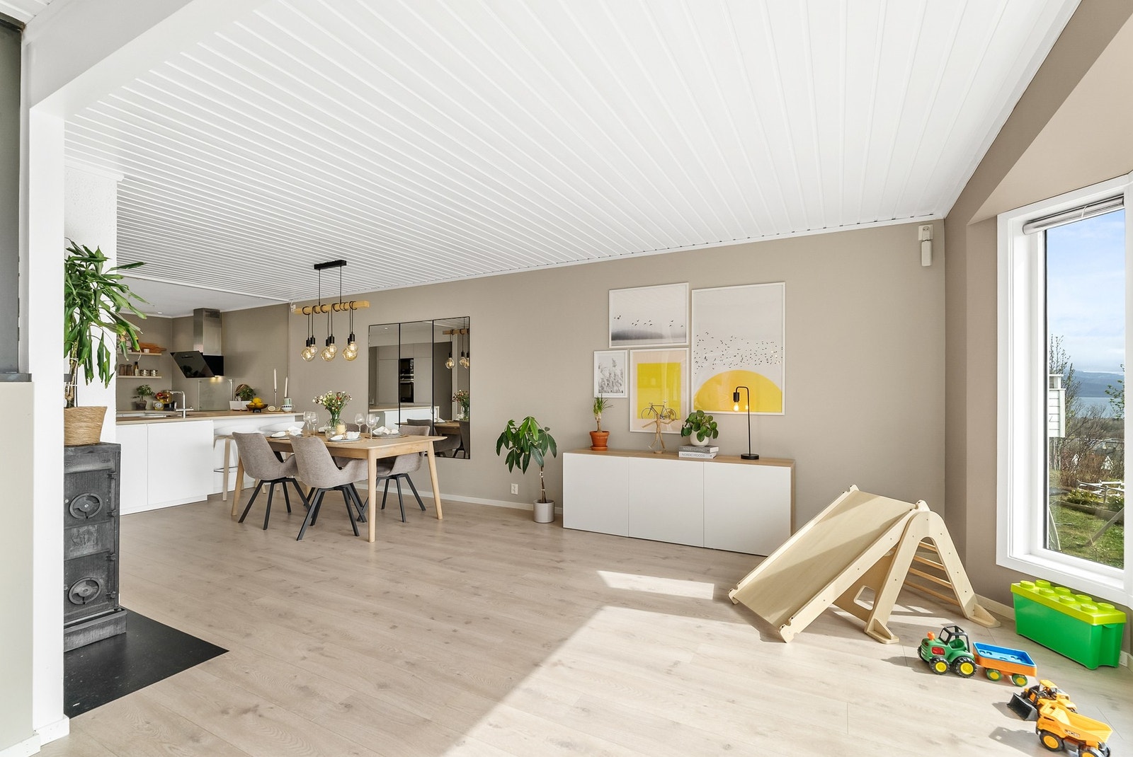 Spiseområdet er romslig og har plass til spisebord som kan romme alle gjester. Galleribilde