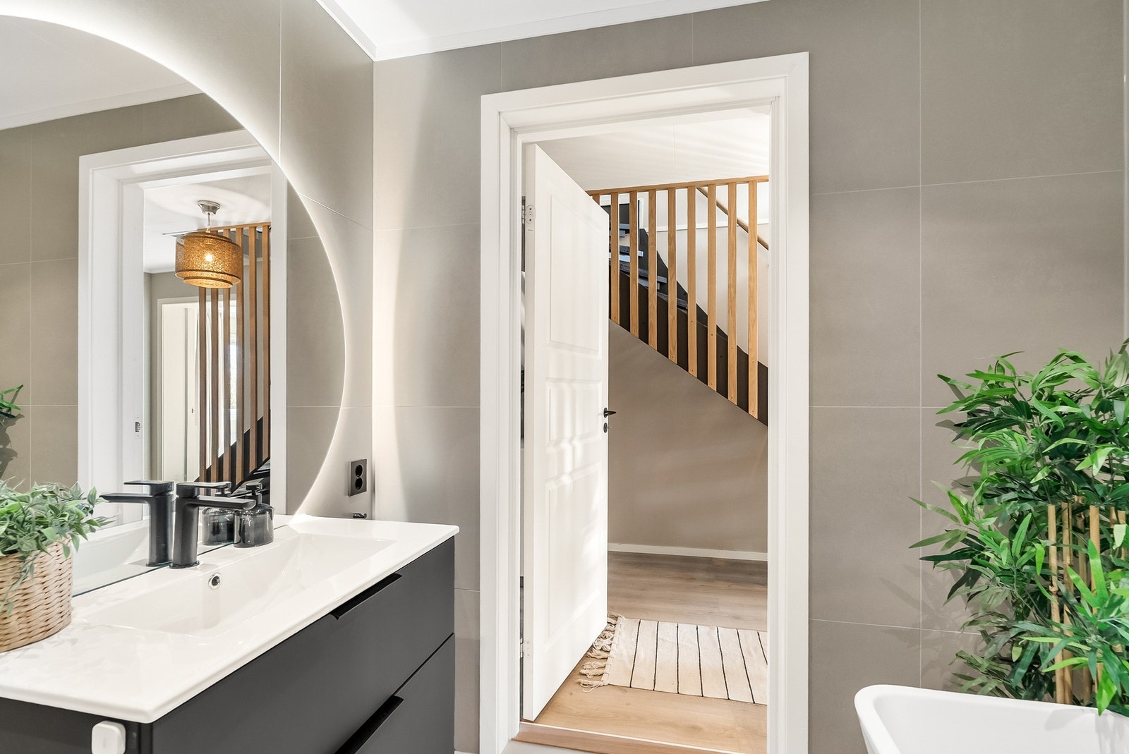 Badet har mekanisk avtrekksvifte og servant med skuffer Galleribilde