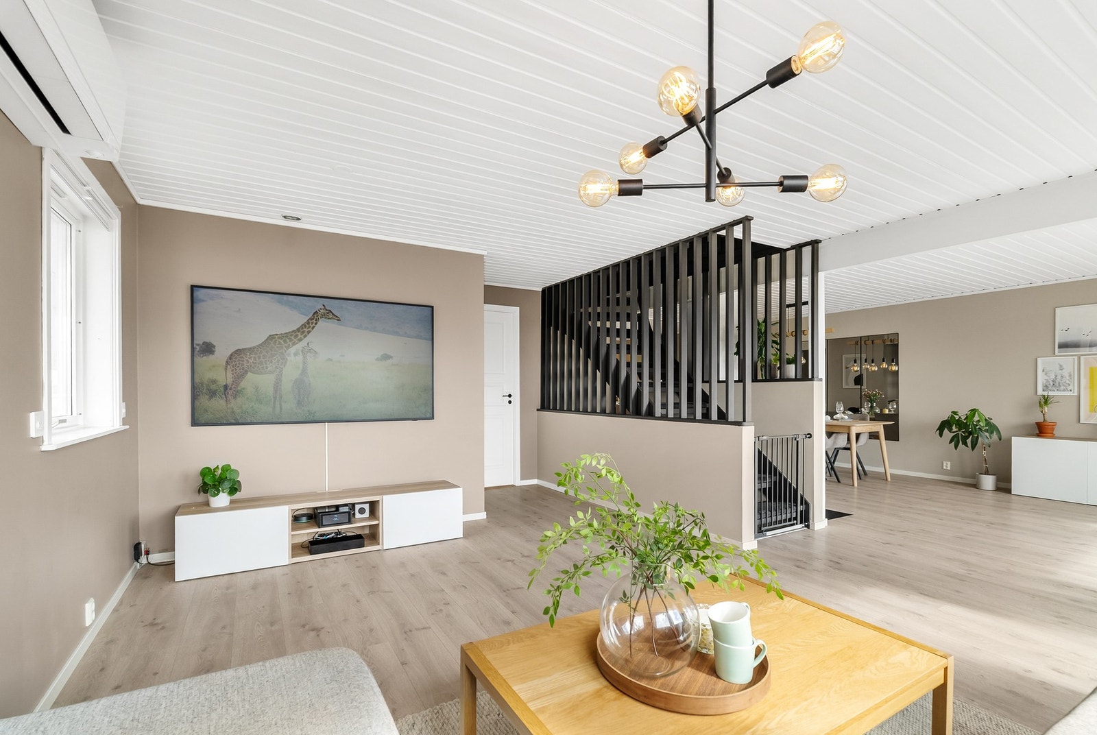 Boligen er vesentlig oppgradert i perioden 2020-2024 og fremstår meget tidsriktig og moderne. Galleribilde