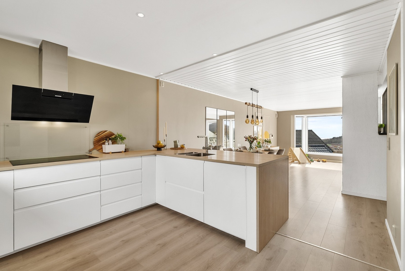 Kjøkkeninnredning fra 2021 - Et godt utbygget kjøkken med mye arbeidsplass - perfekt for den matglade! Galleribilde