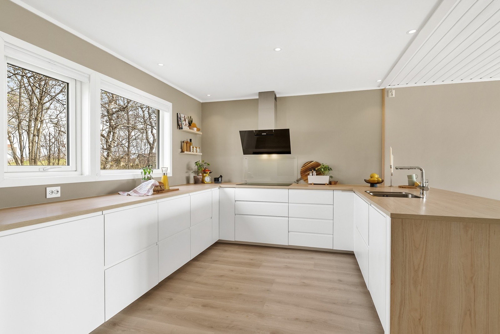 Moderne og tidløs utforming med gode lagringsmuligheter i underskap. Galleribilde