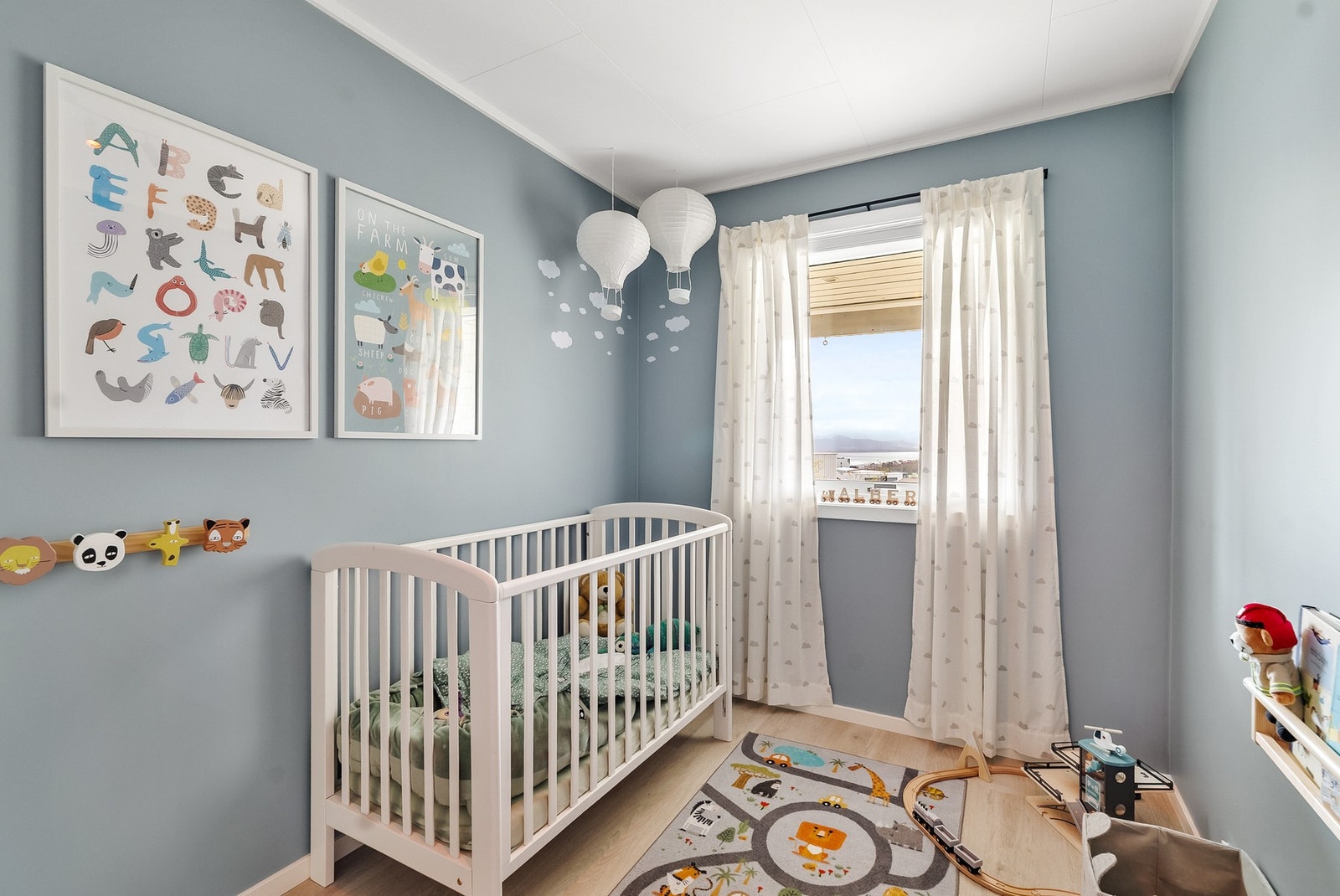 Soverom 2 som ligger i 1. etasje - Slette veegger, laminat på gulv og plass for garderobeskap Galleribilde