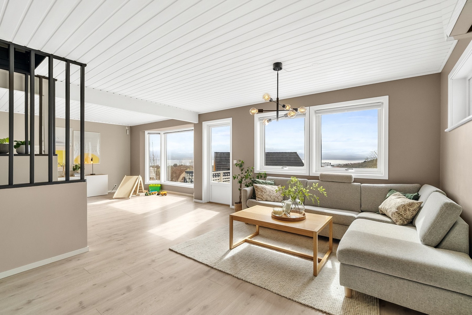 Fra stuen er det utgang til balkongen som har nydelig utsikt mot Børvasstindan. Galleribilde