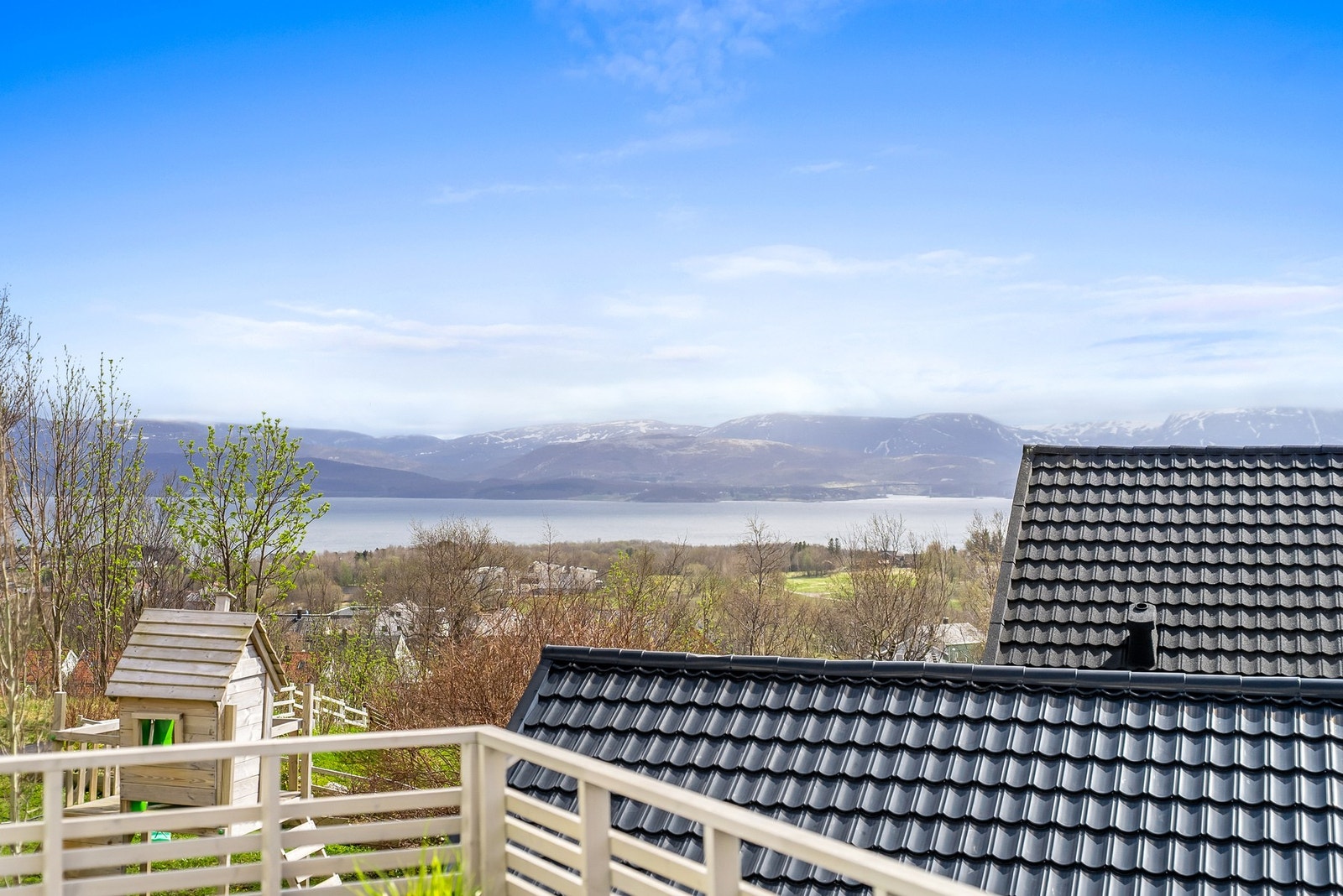 Utsikt rett mot Børvasstindan hvor du også kan se helt inn til Saltstraumen! Galleribilde