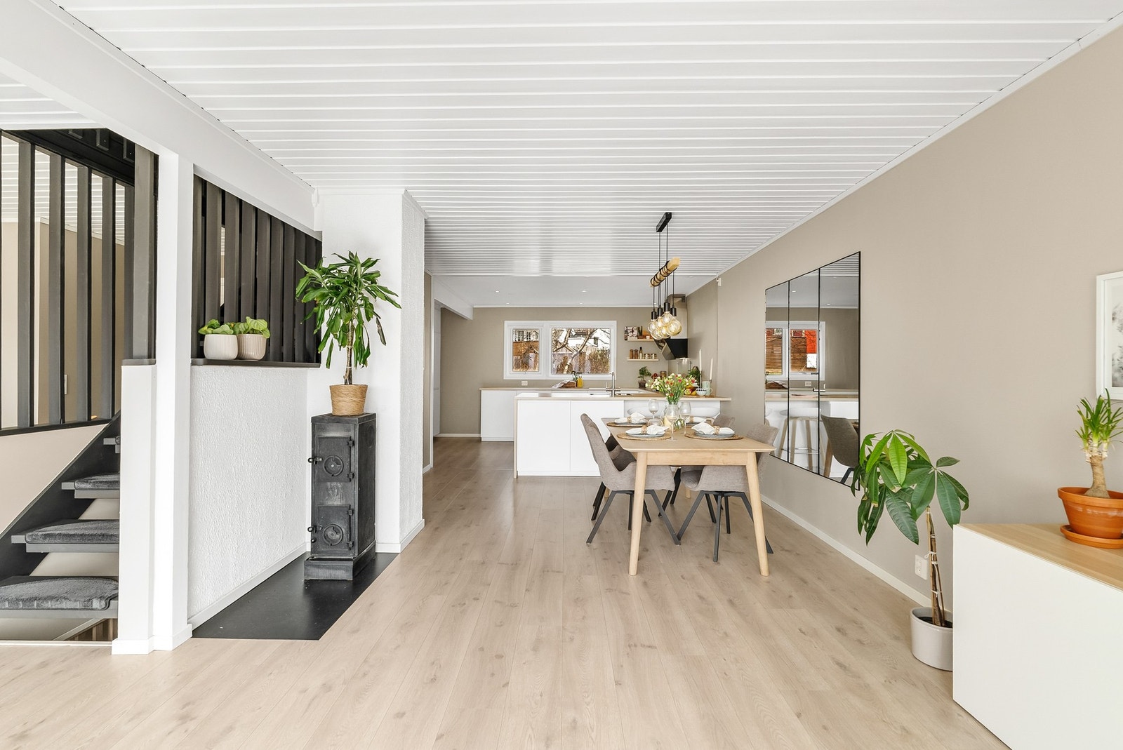 Stuen har oppvarming av vedovn i tillegg til varmepumpe. Galleribilde