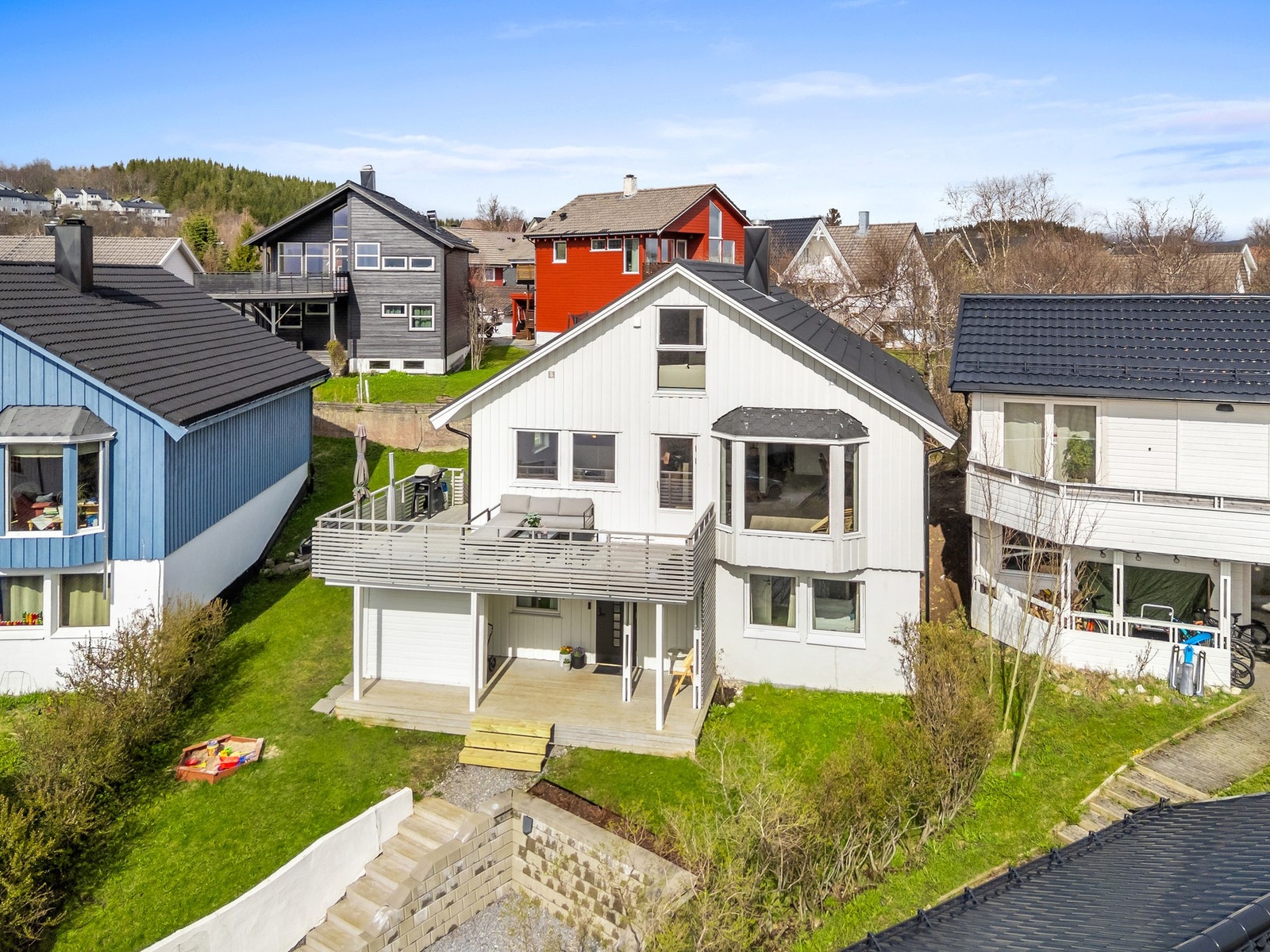 Tomten er opparbeidet med plen og beplantning og ligger på en høyde som gir god utsikt. Galleribilde